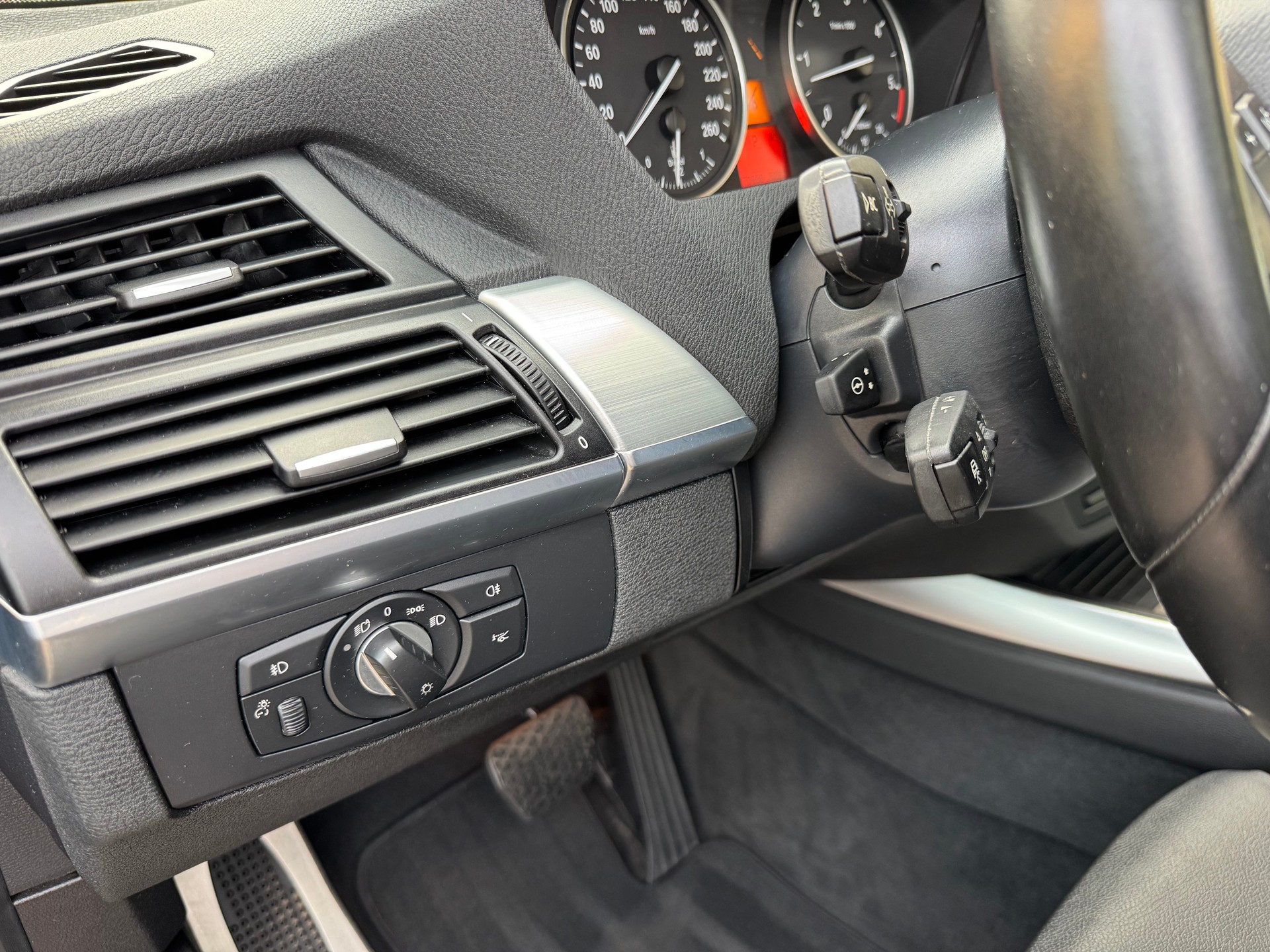 BMW X5 xDrive 40d Steptronic M-Sport-image-15
