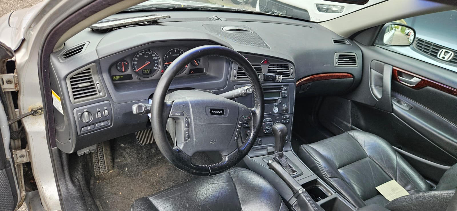 VOLVO V70 2.4T-image-1