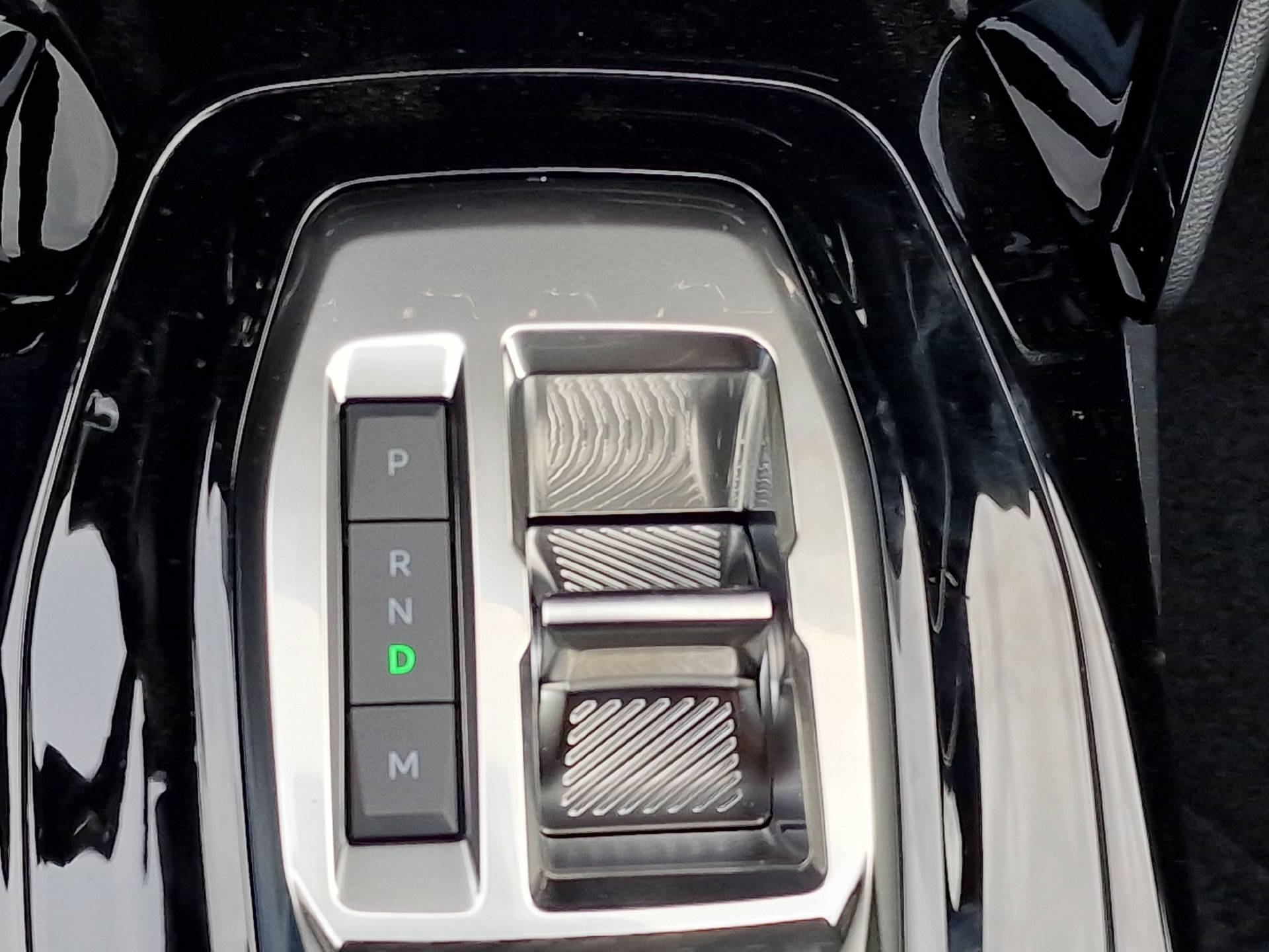 PEUGEOT 2008 1.2 Hybrid Allure Premium-image-14