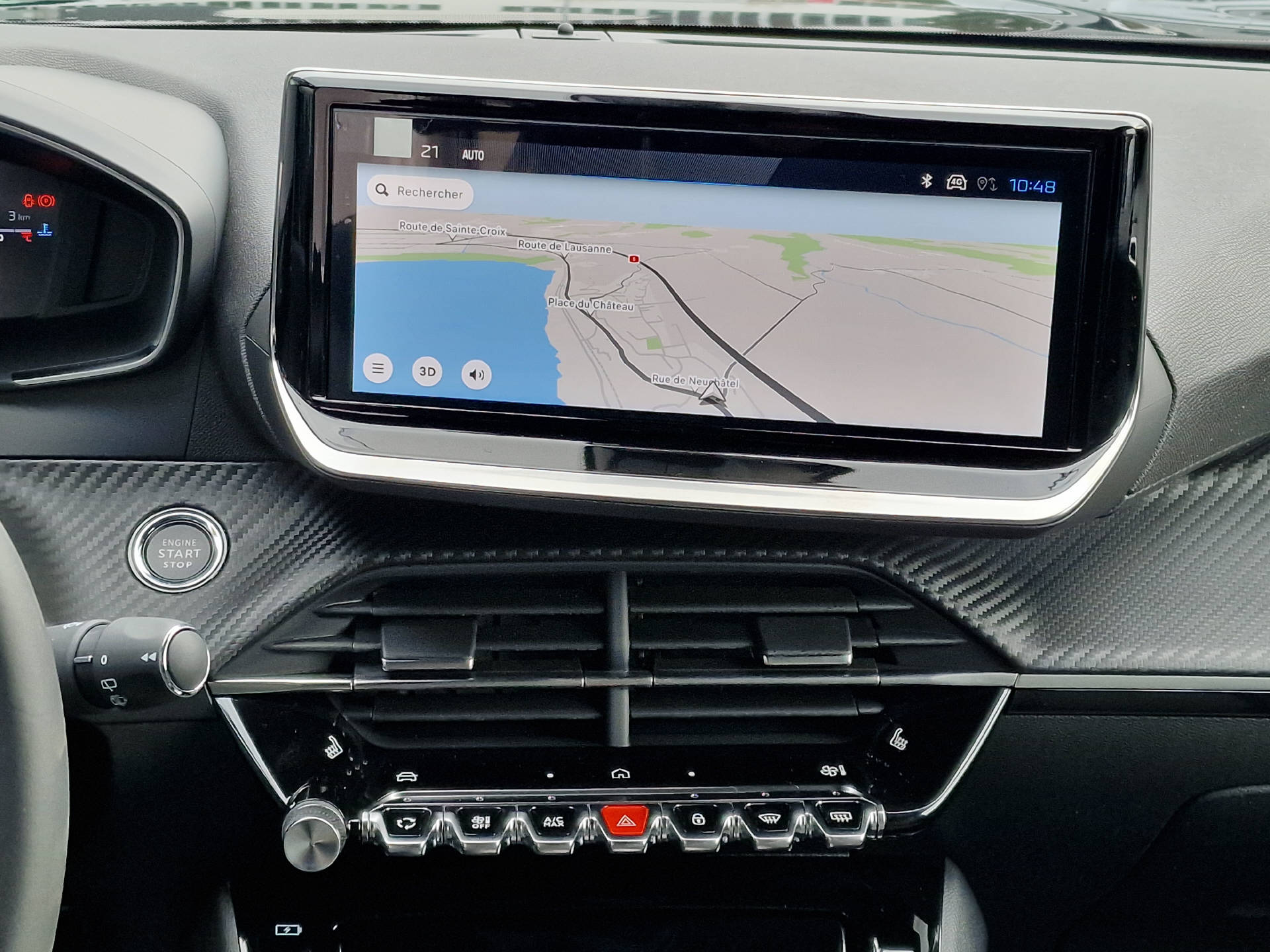 PEUGEOT 2008 1.2 Hybrid Allure Premium-image-11