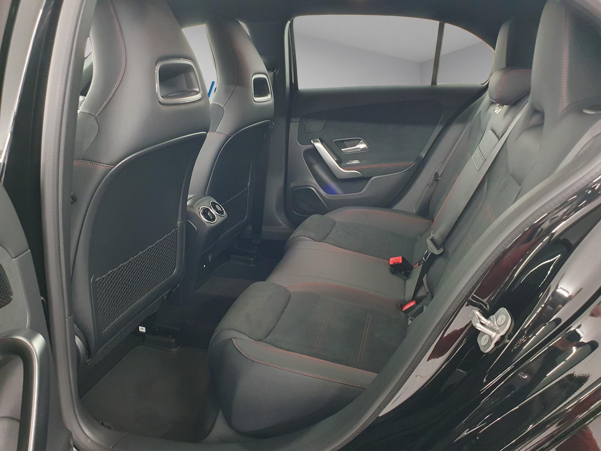 MERCEDES-BENZ A 250 AMG Line 4m-image-6