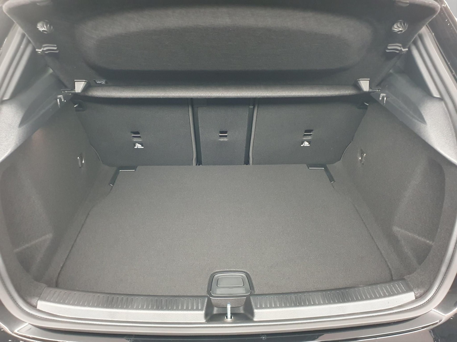 MERCEDES-BENZ A 250 AMG Line 4m-image-4