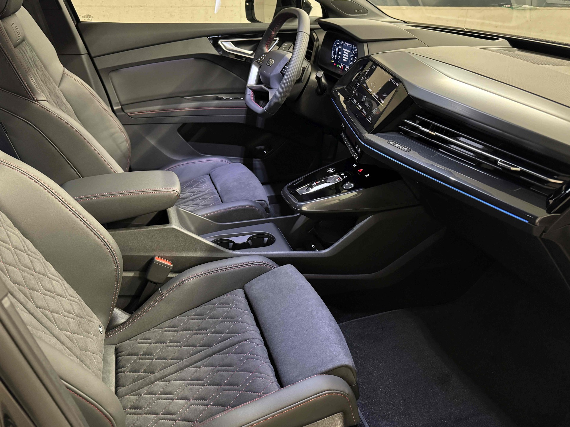 AUDI Q4 e-tron 45 Edition Swiss Ski quattro-image-10