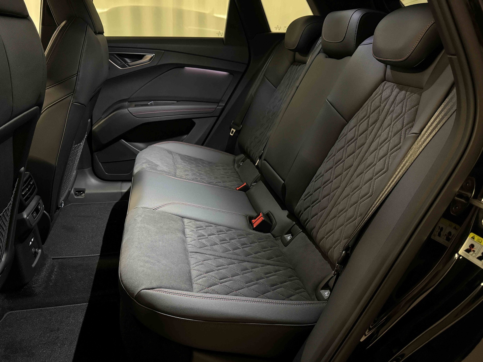 AUDI Q4 e-tron 45 Edition Swiss Ski quattro-image-12