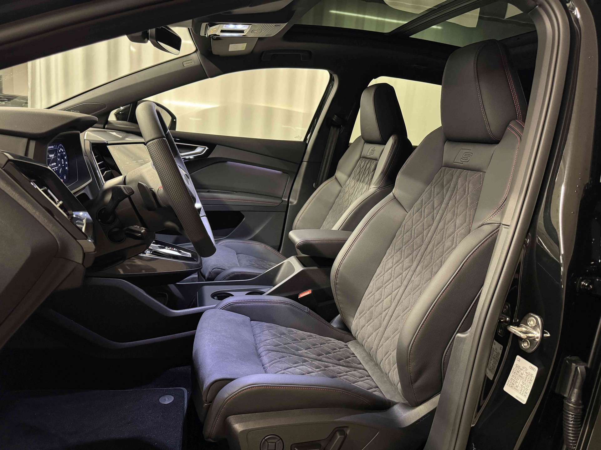 AUDI Q4 e-tron 45 Edition Swiss Ski quattro-image-7