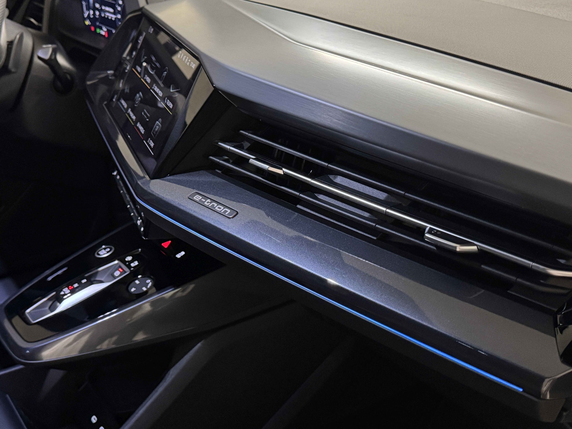 AUDI Q4 e-tron 45 Edition Swiss Ski quattro-image-11
