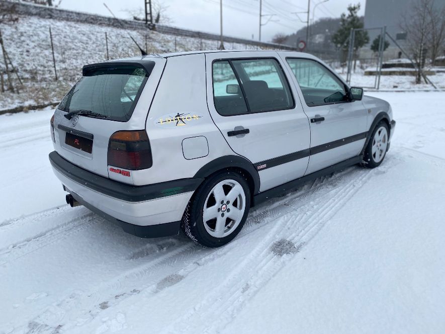 VW Golf 2000 GTI-showroom-element-2