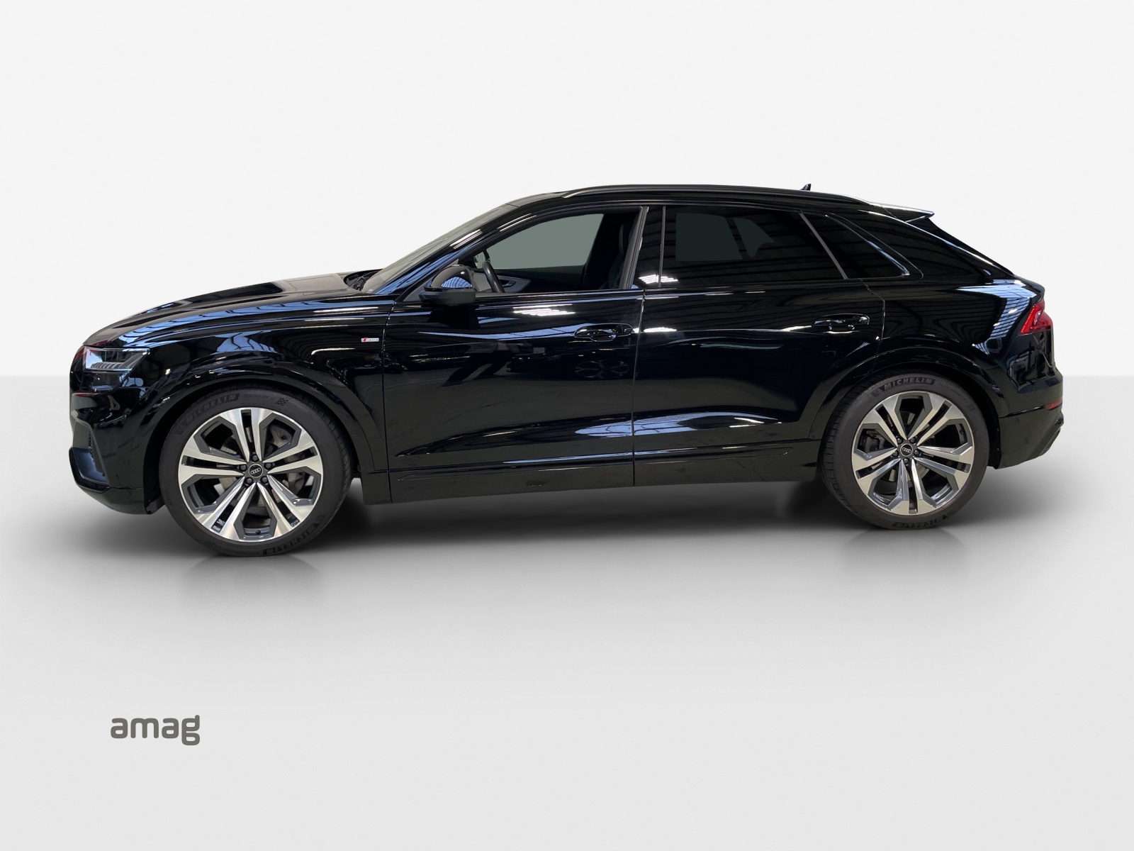 AUDI Q8 55 TFSI Black Edition quattro tiptronic-showroom-element-1