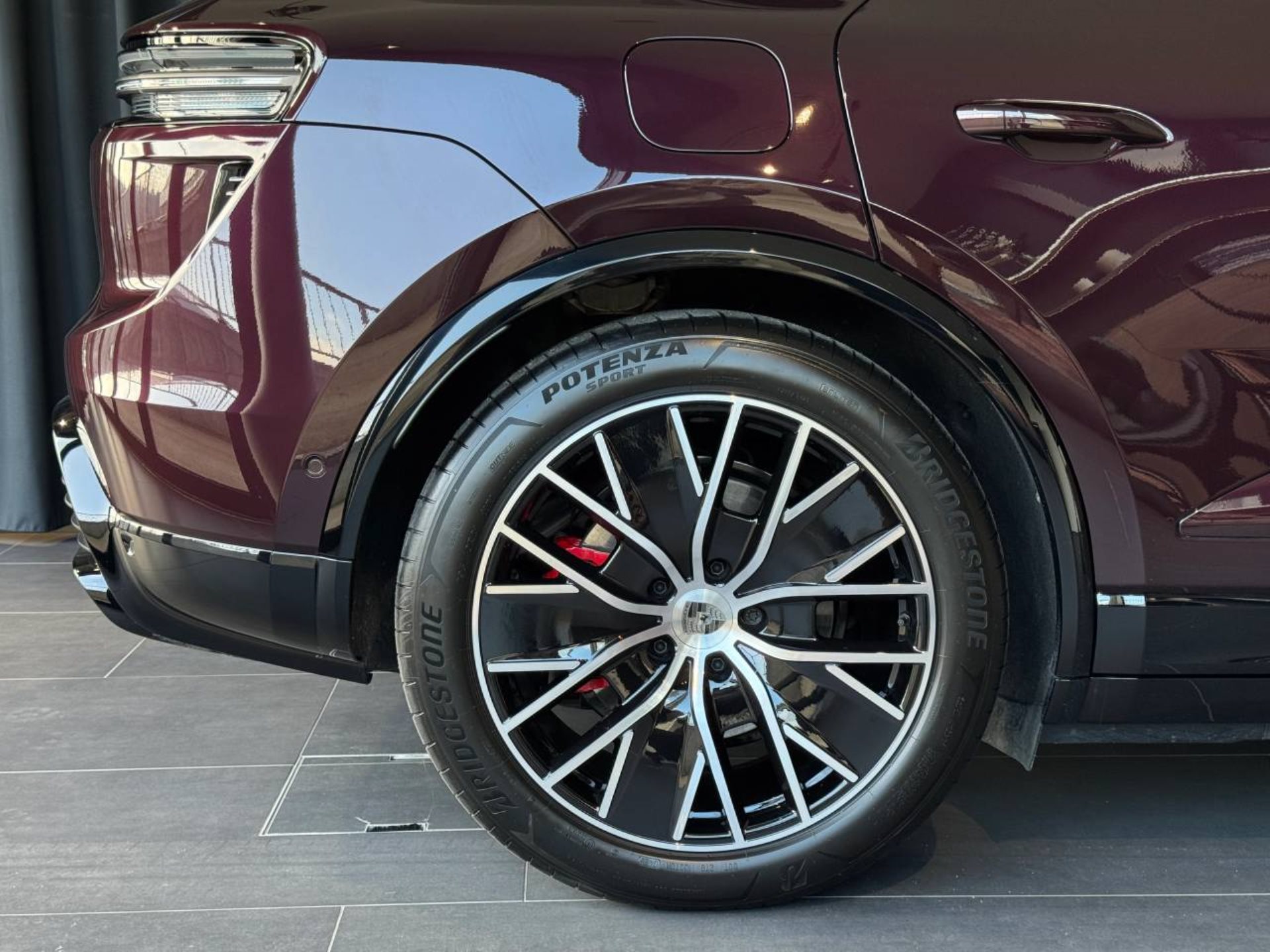 PORSCHE Macan Turbo-image-9