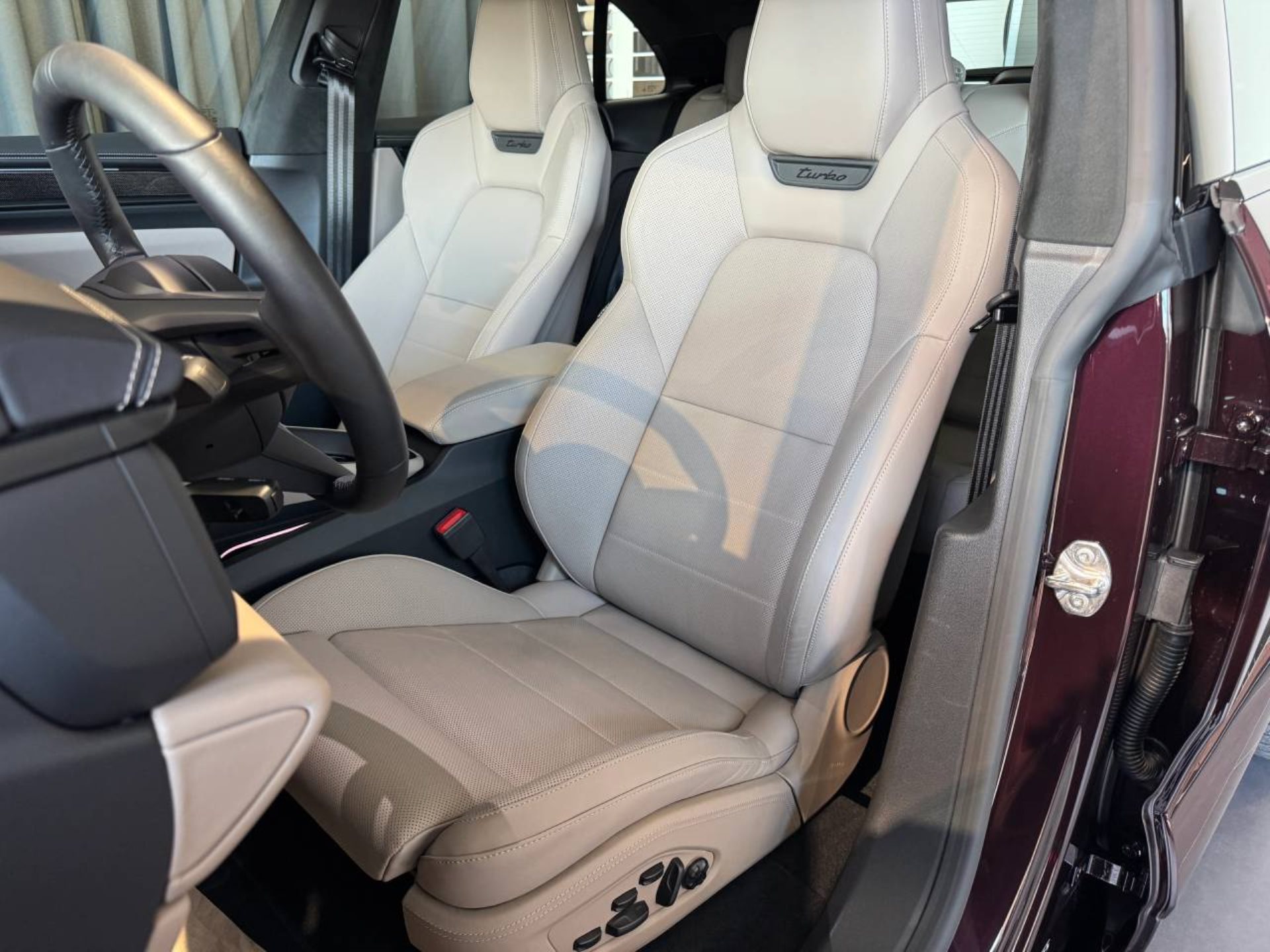 PORSCHE Macan Turbo-image-4