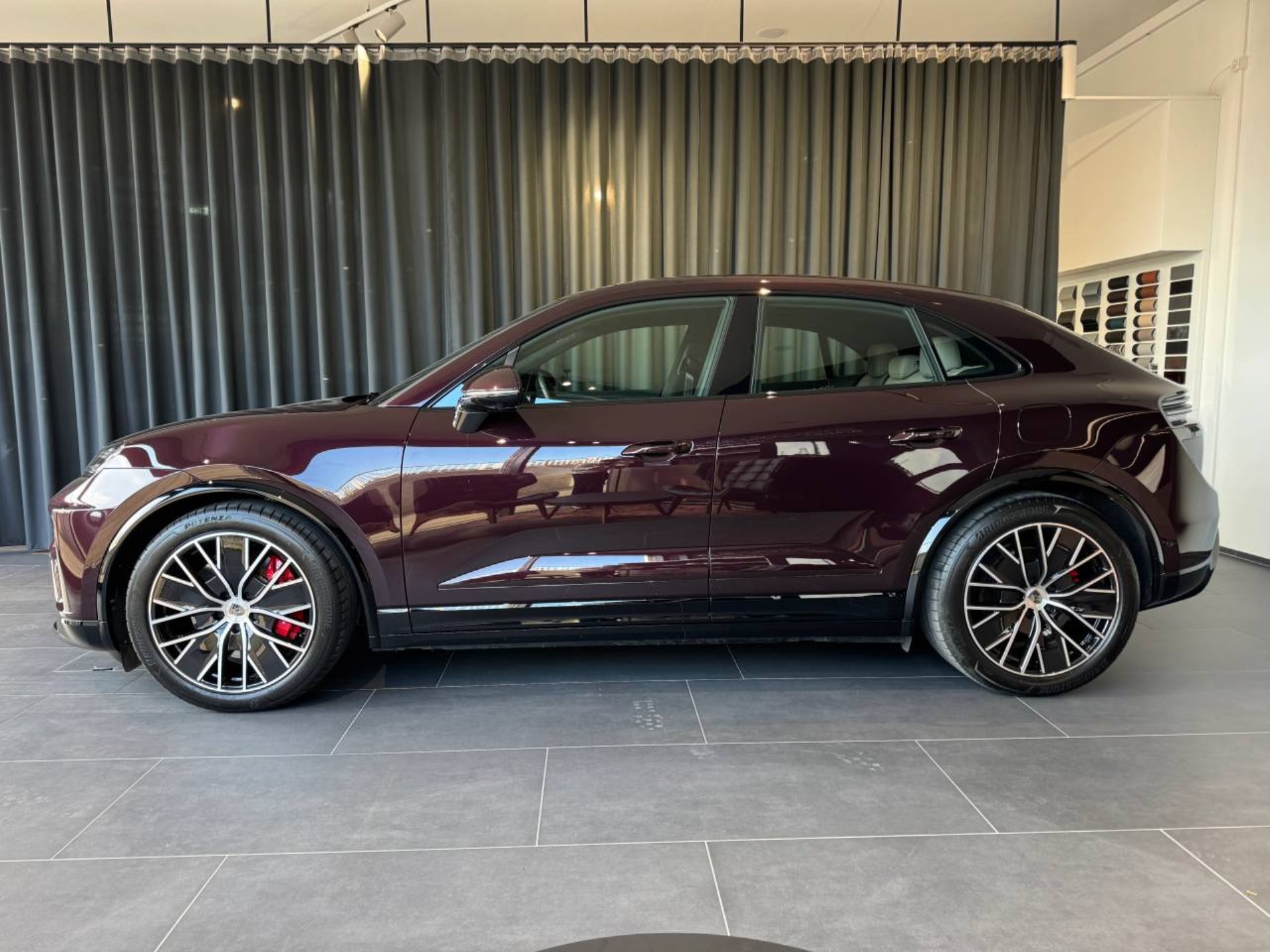 PORSCHE Macan Turbo-image-1