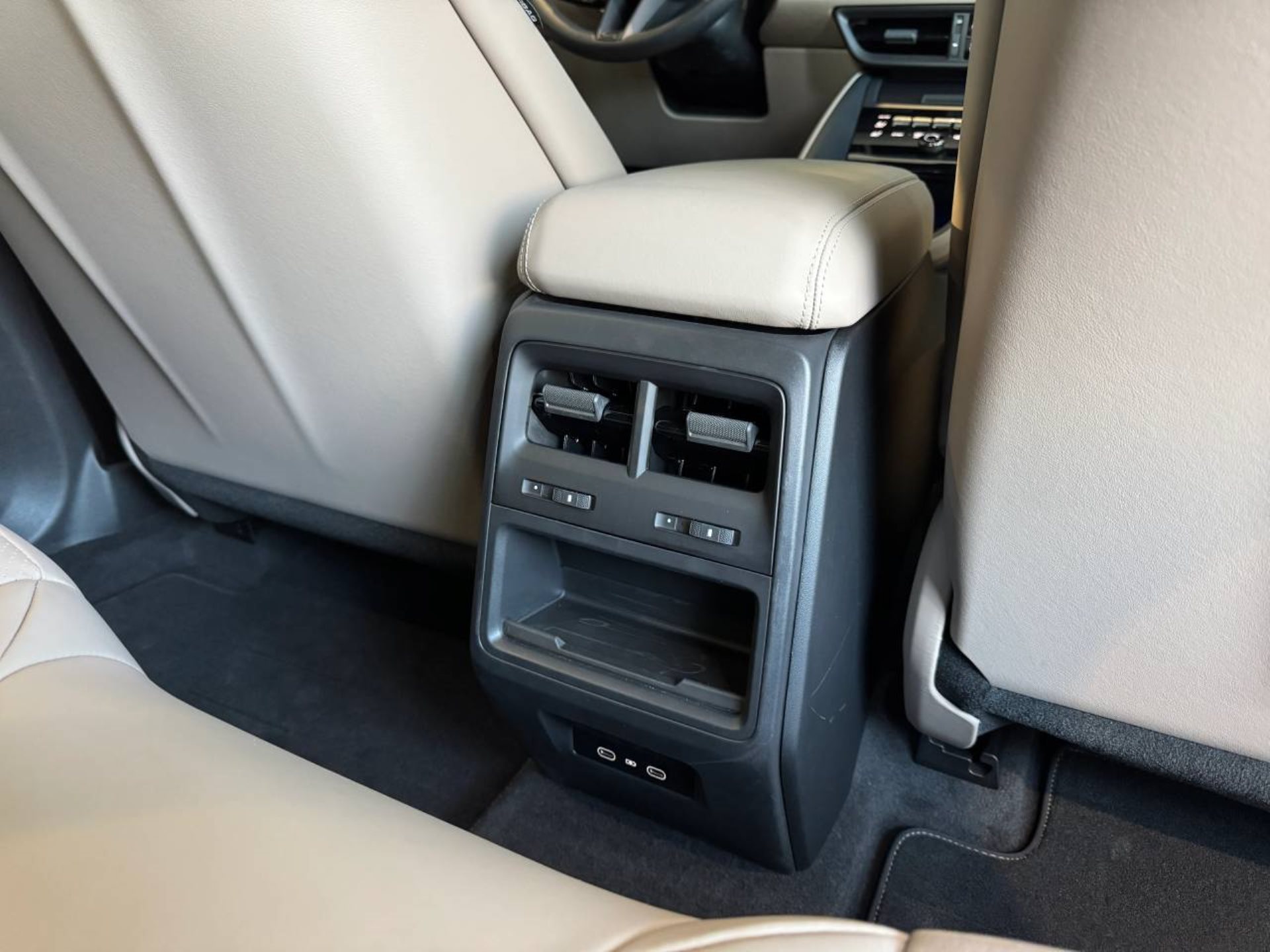 PORSCHE Macan Turbo-image-32