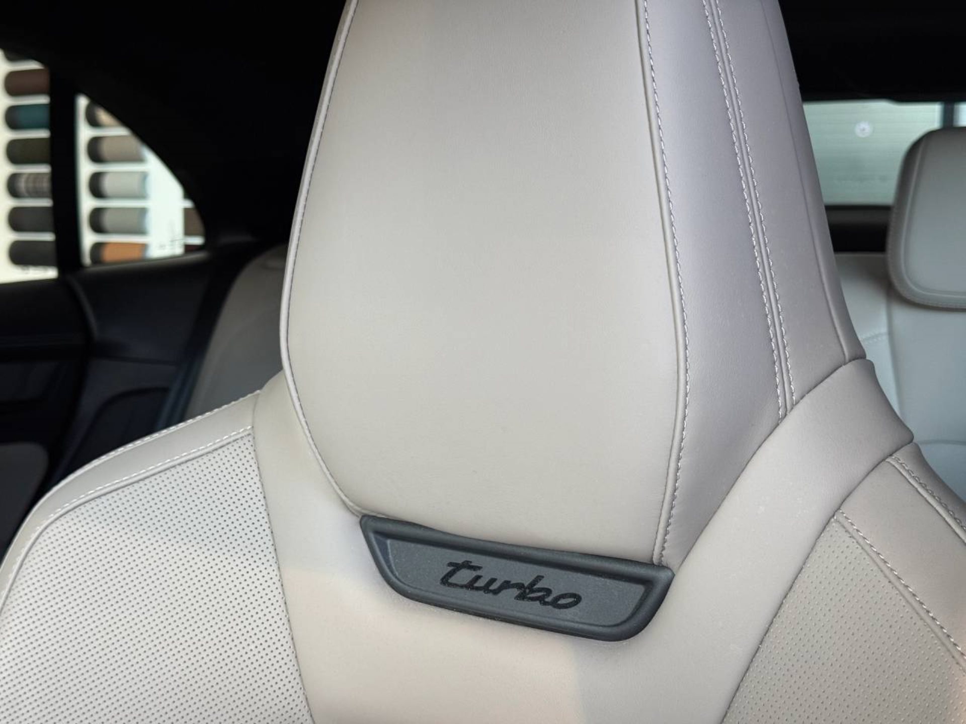 PORSCHE Macan Turbo-image-40