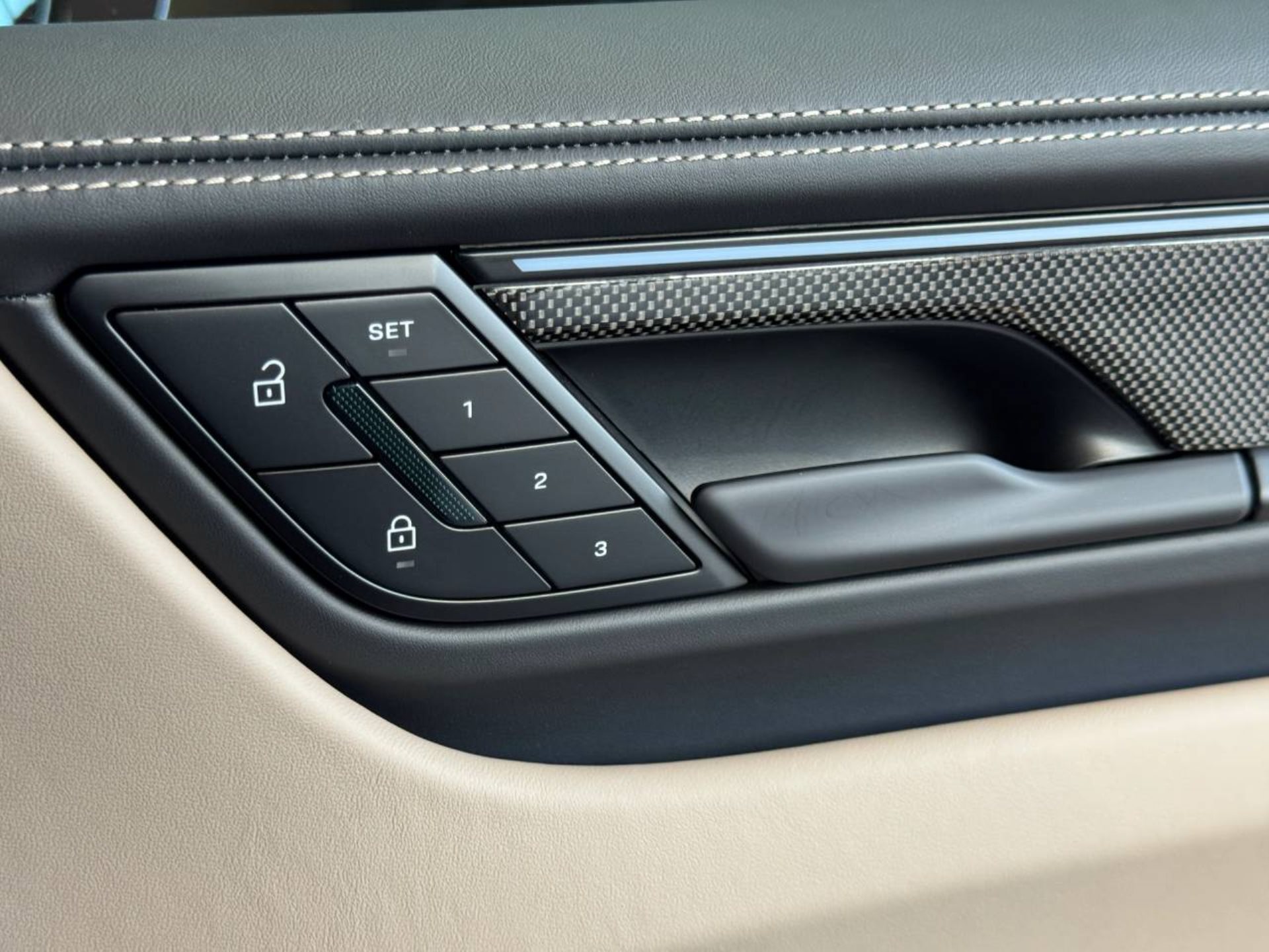 PORSCHE Macan Turbo-image-28