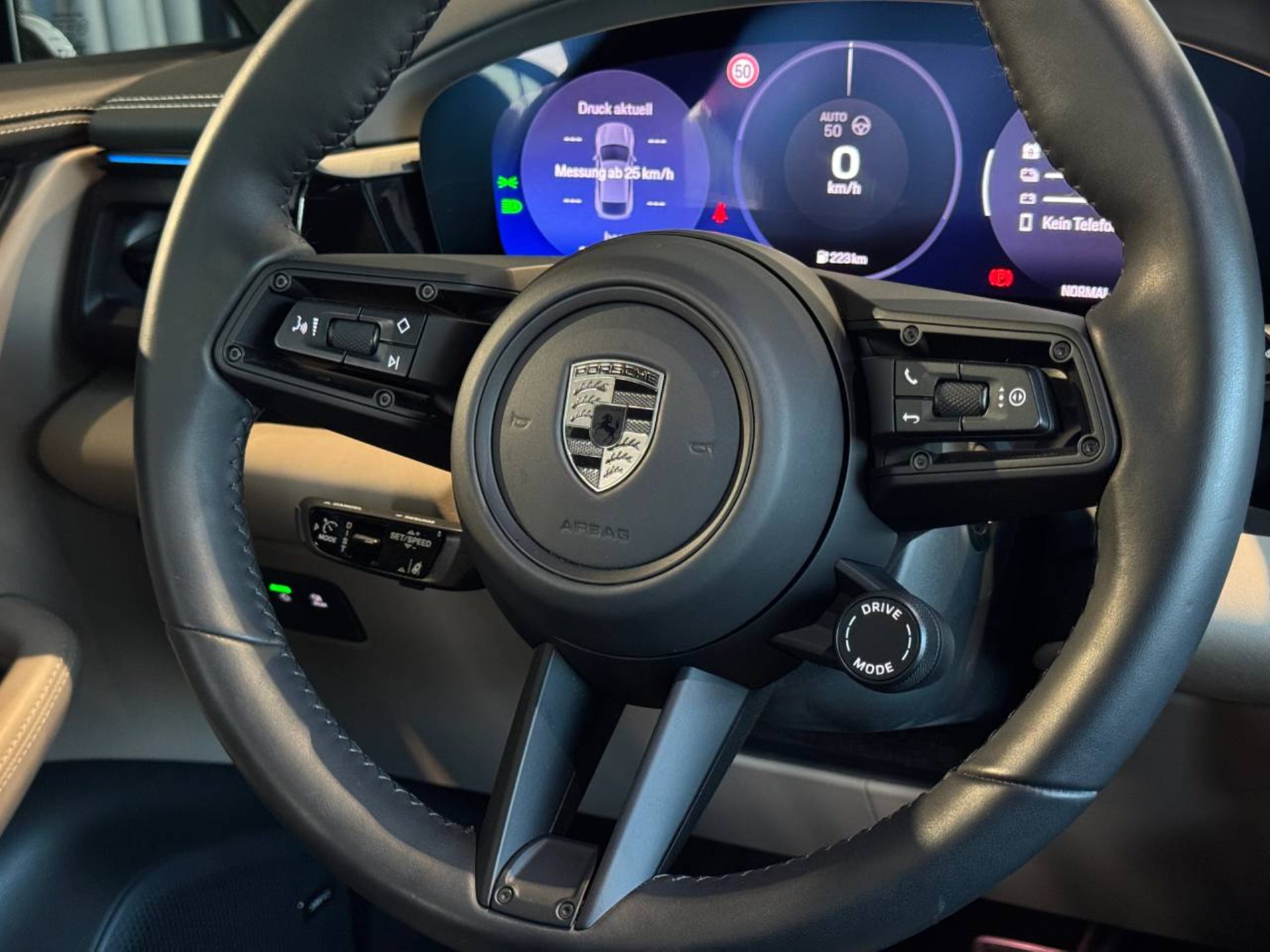 PORSCHE Macan Turbo-image-16