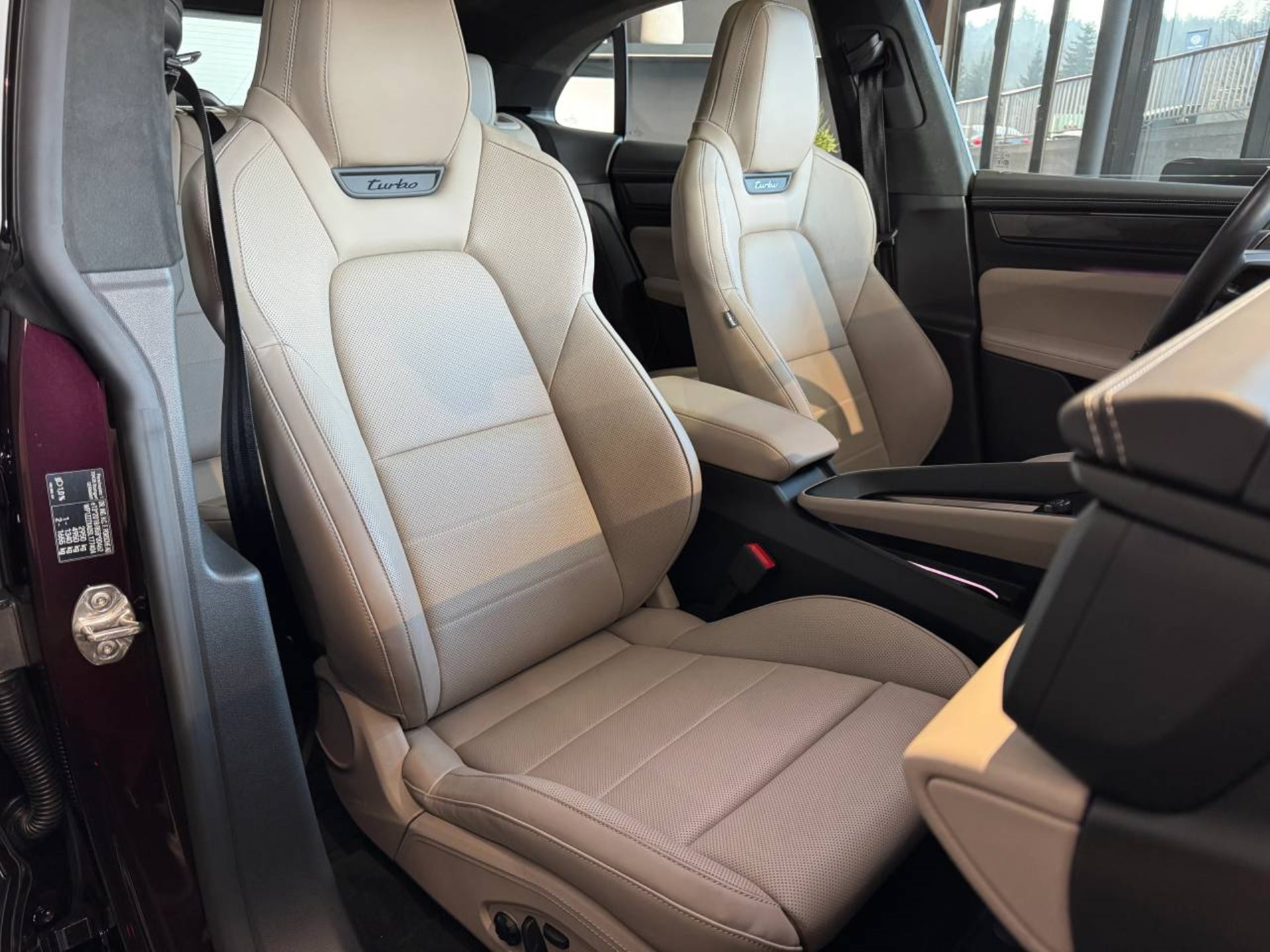 PORSCHE Macan Turbo-image-23