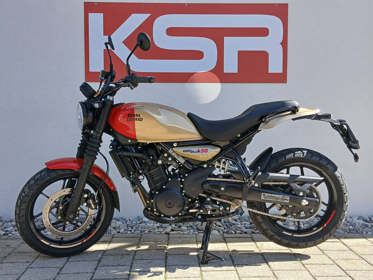ROYAL ENFIELD Guerrilla 450 Mid-showroom-element-1