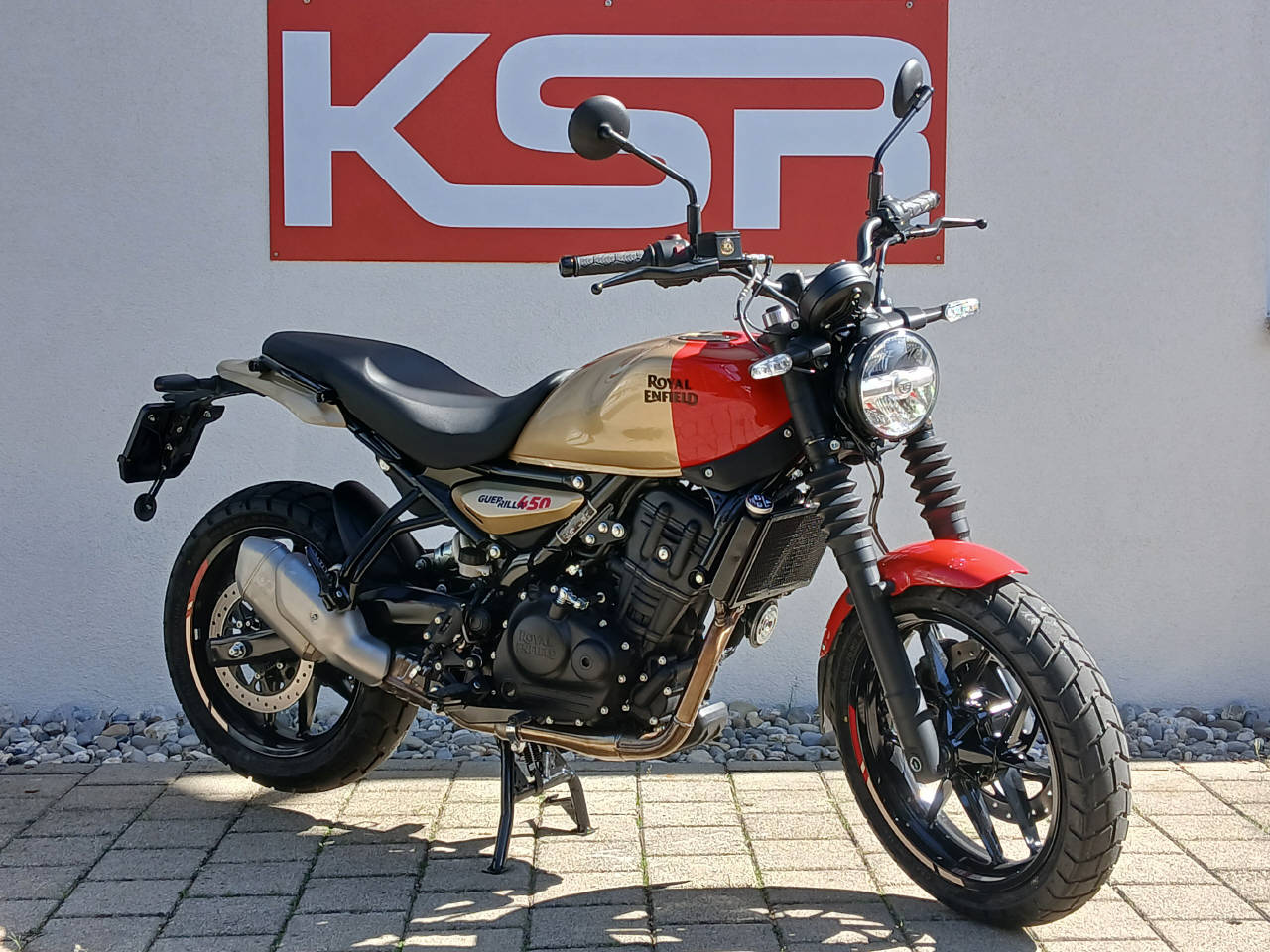 ROYAL ENFIELD Guerrilla 450 Mid-showroom-element-2