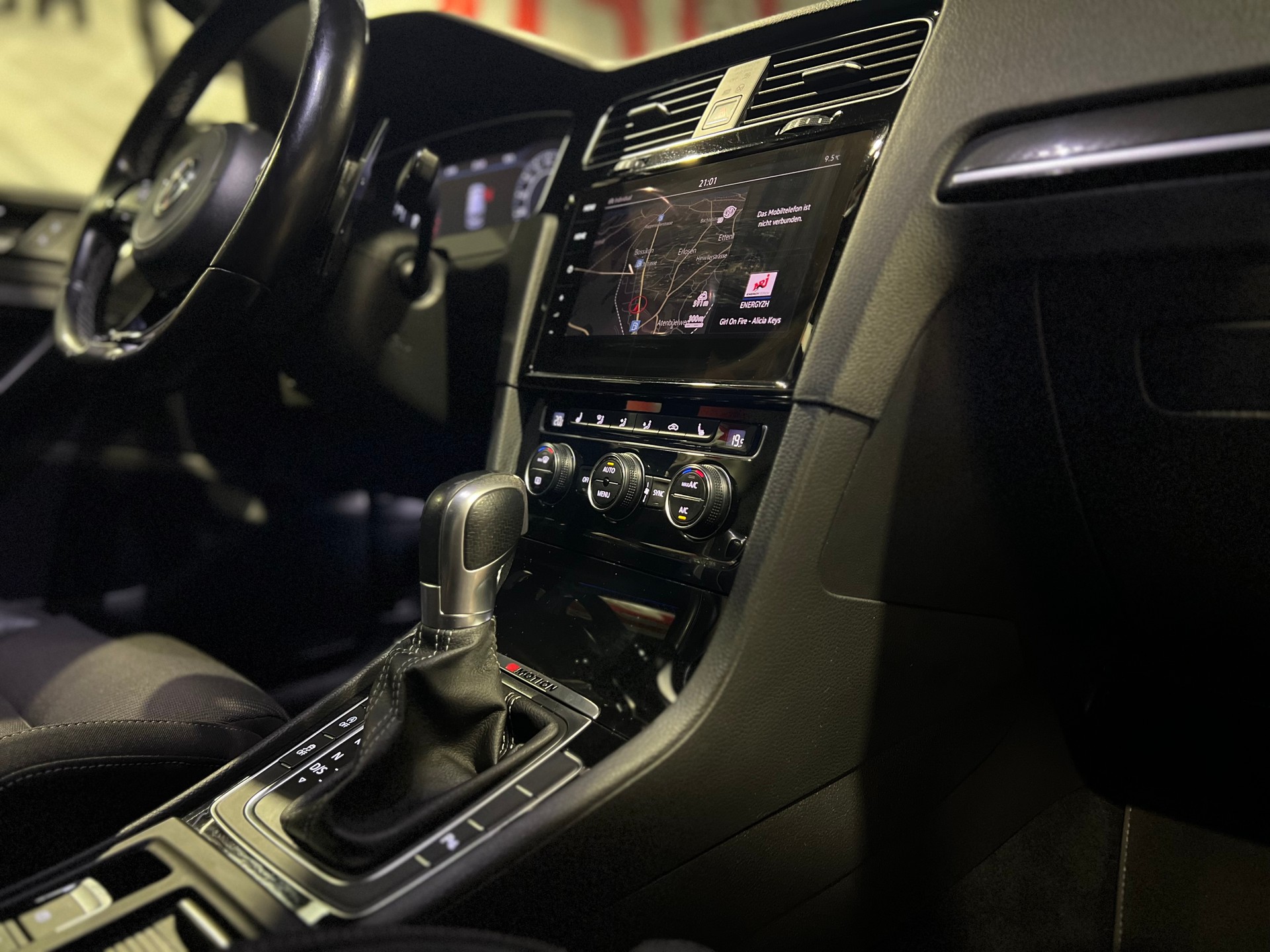 VW Golf 2.0 TSI R 4Motion DSG-image-15