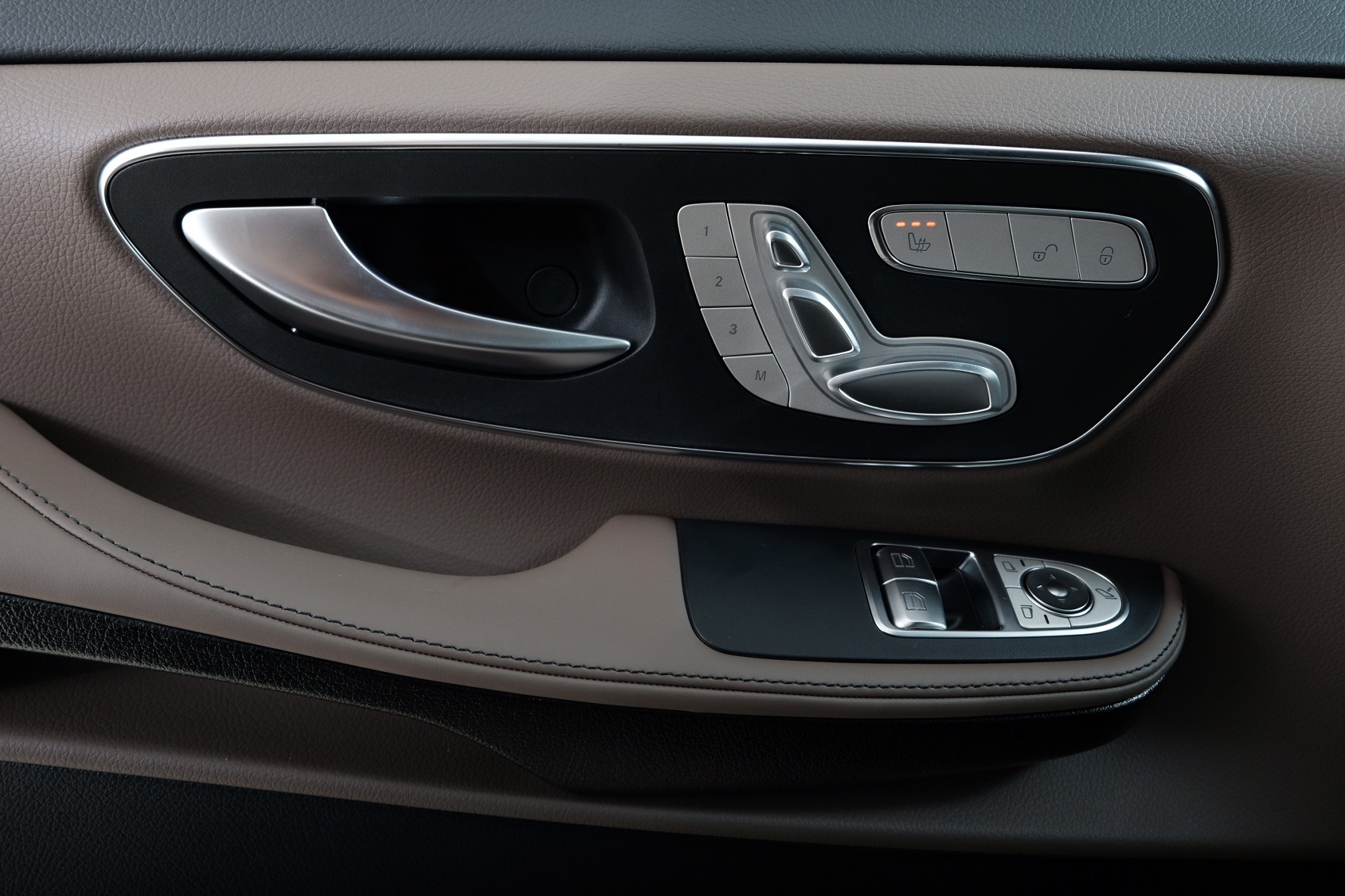 MERCEDES-BENZ V 300 d extralang 9G-Tronic-image-14