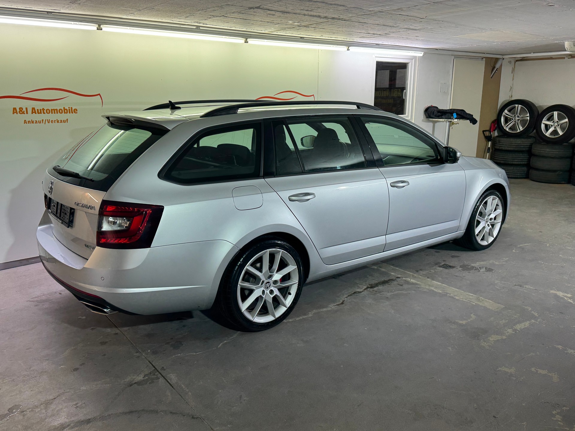 SKODA Octavia Combi 2.0 TDI RS DSG-image-2