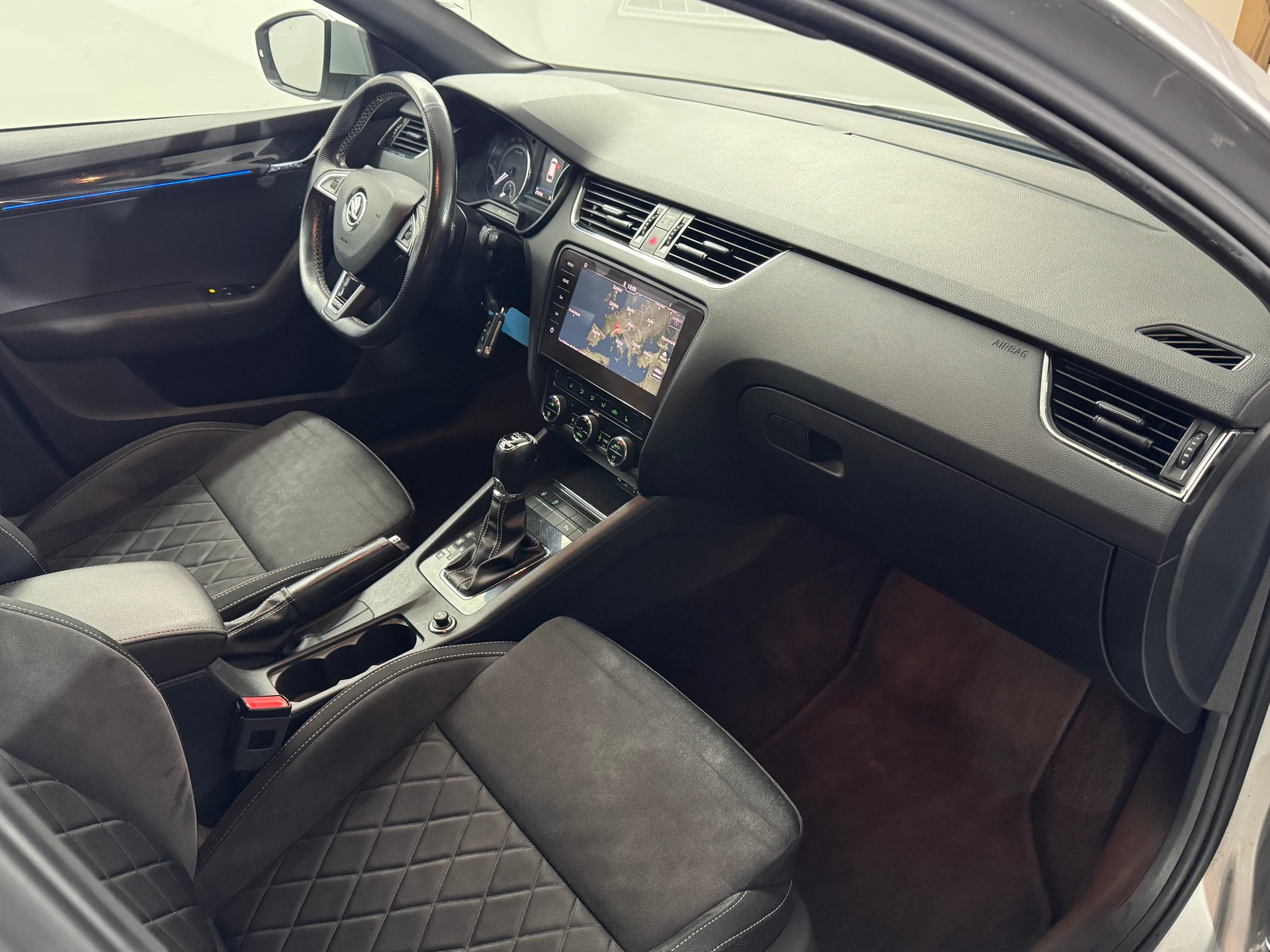 SKODA Octavia Combi 2.0 TDI RS DSG-image-8