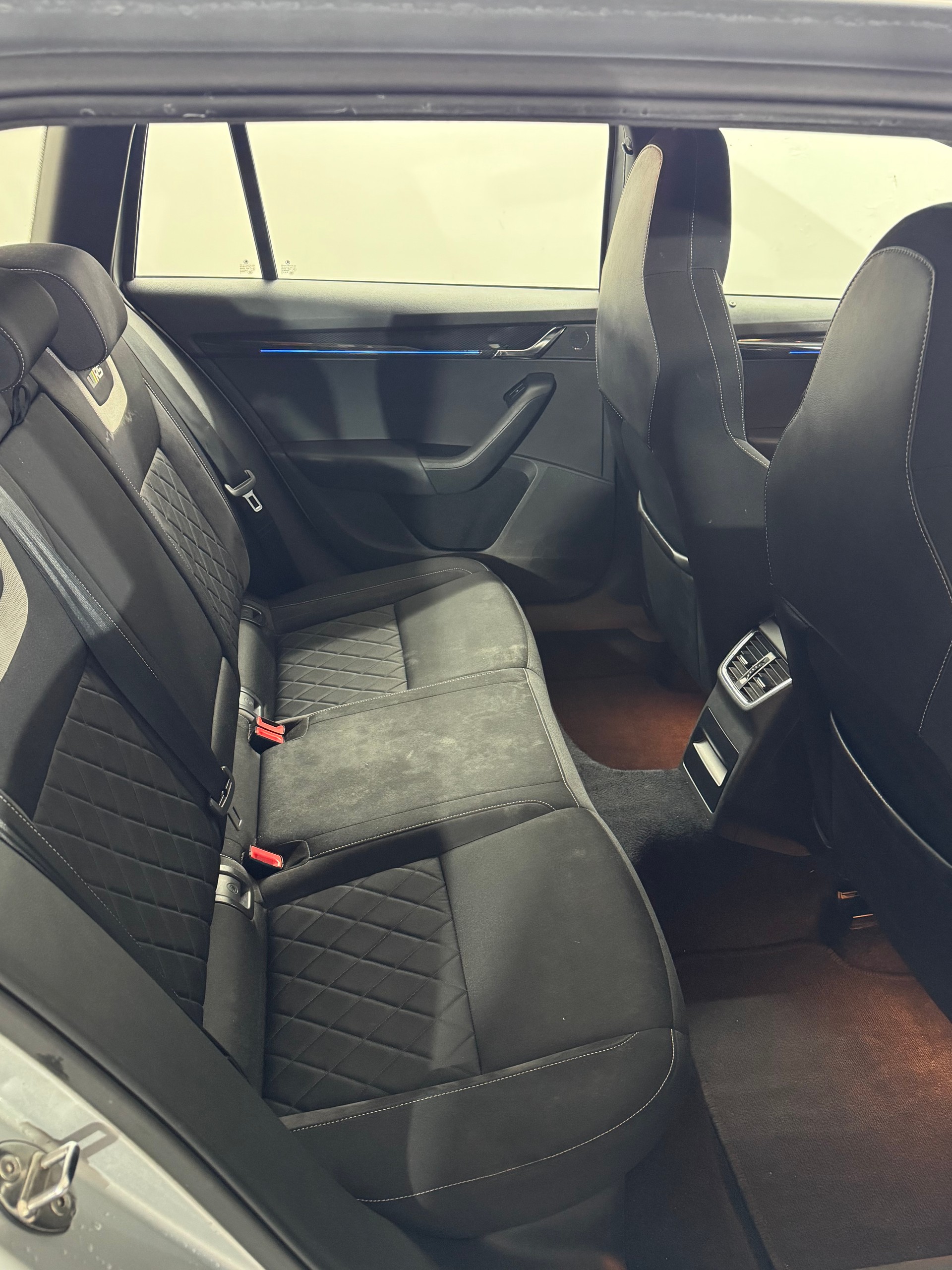 SKODA Octavia Combi 2.0 TDI RS DSG-image-10