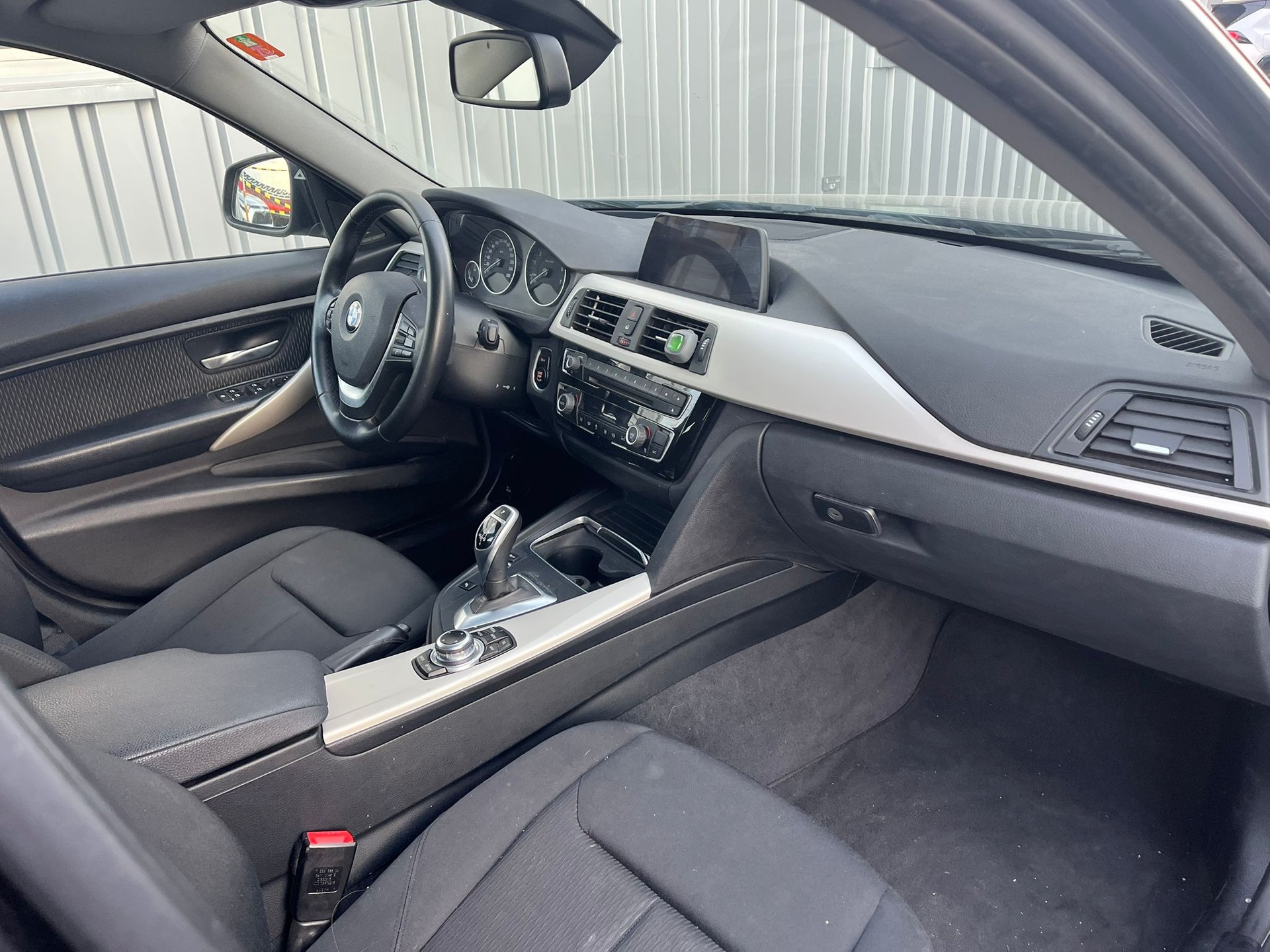 BMW 320i xDrive Touring Luxury Line Steptronic-image-4