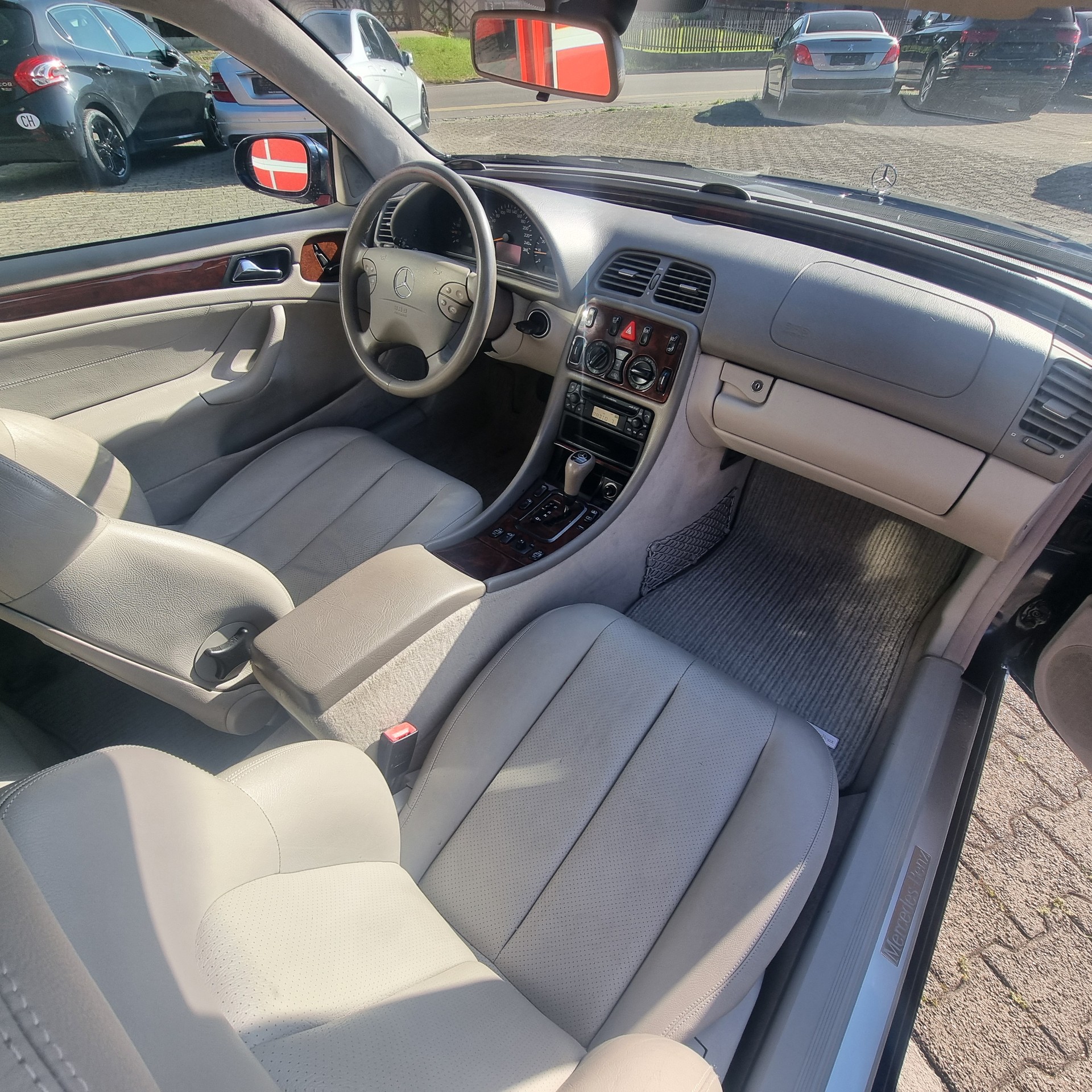 MERCEDES-BENZ CLK 320 Elégance Automatic-image-9