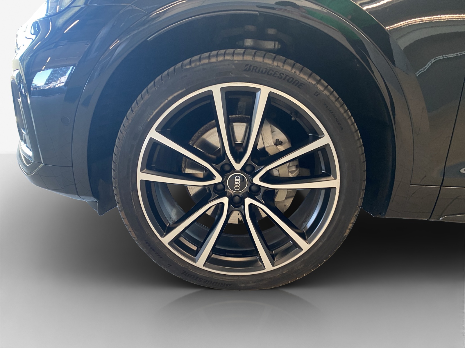 AUDI Q5 40 TDI Black Edition quattro S-tronic-image-14