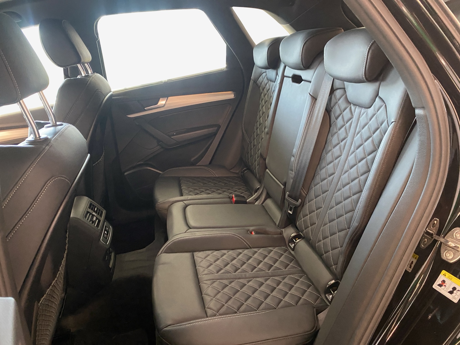 AUDI Q5 40 TDI Black Edition quattro S-tronic-image-11