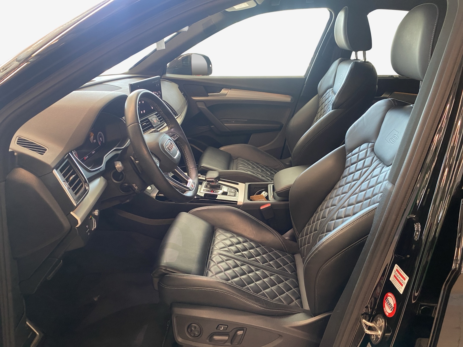 AUDI Q5 40 TDI Black Edition quattro S-tronic-image-7