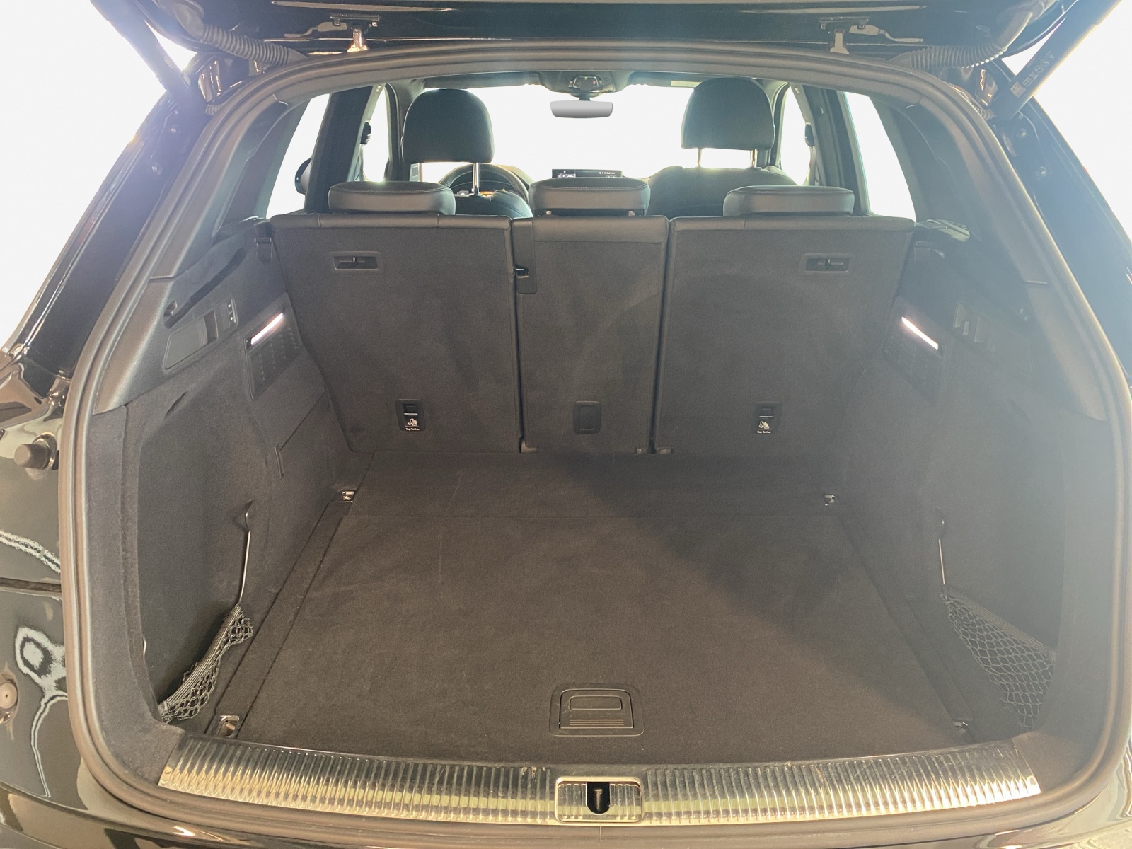 AUDI Q5 40 TDI Black Edition quattro S-tronic-image-12