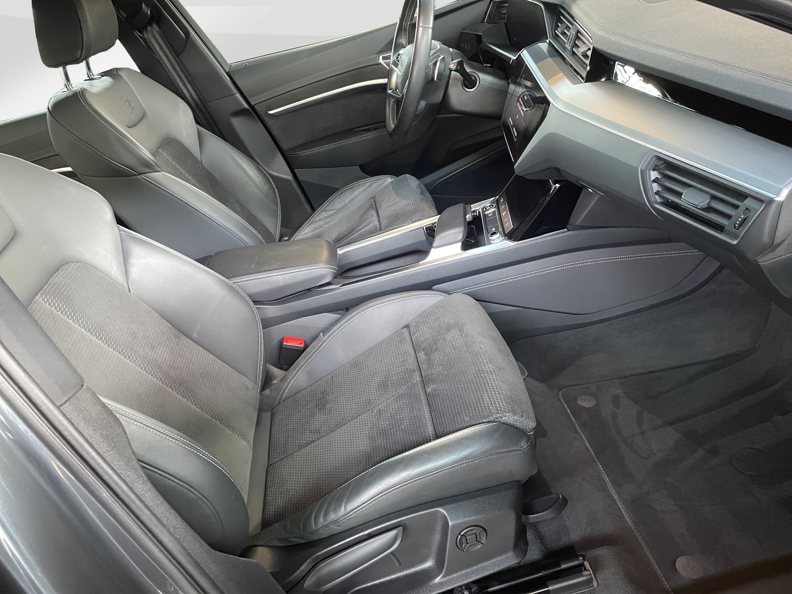 AUDI e-tron 55 Advanced quattro-image-8