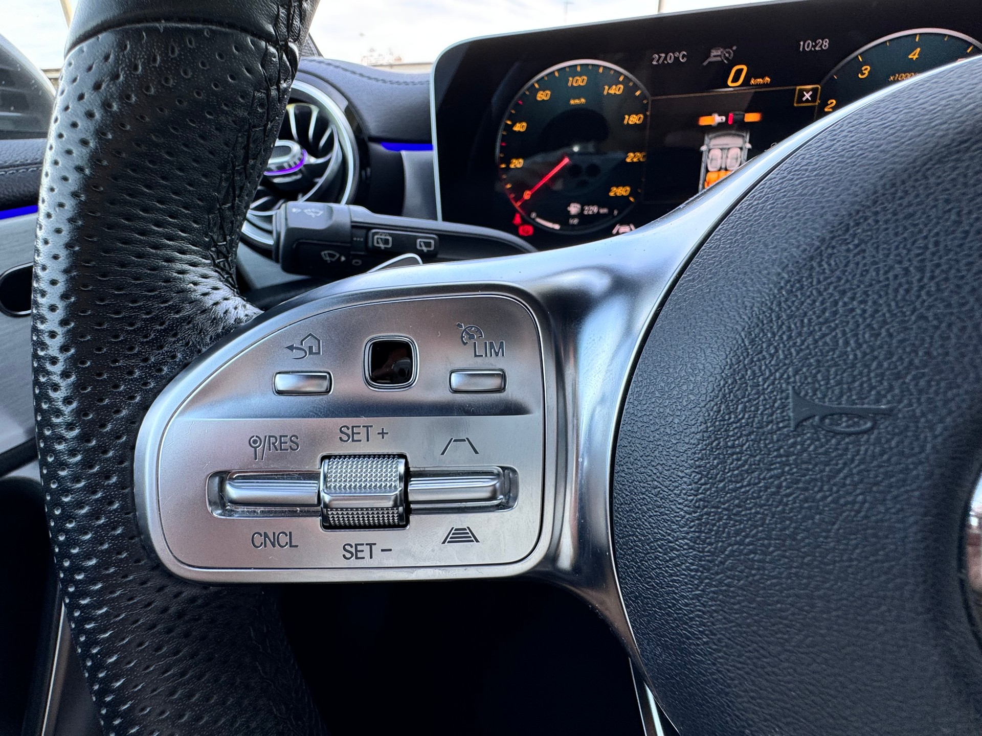 MERCEDES-BENZ A 200 AMG Line 7G-DCT-image-15