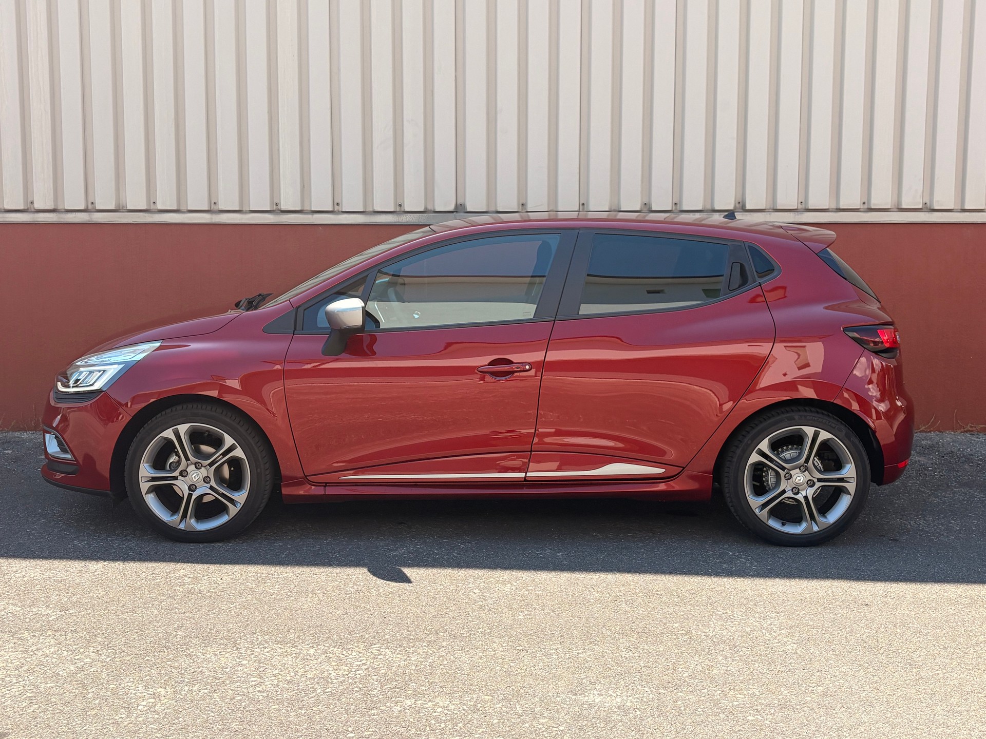 RENAULT Clio 1.2 16V T GT Line-image-2