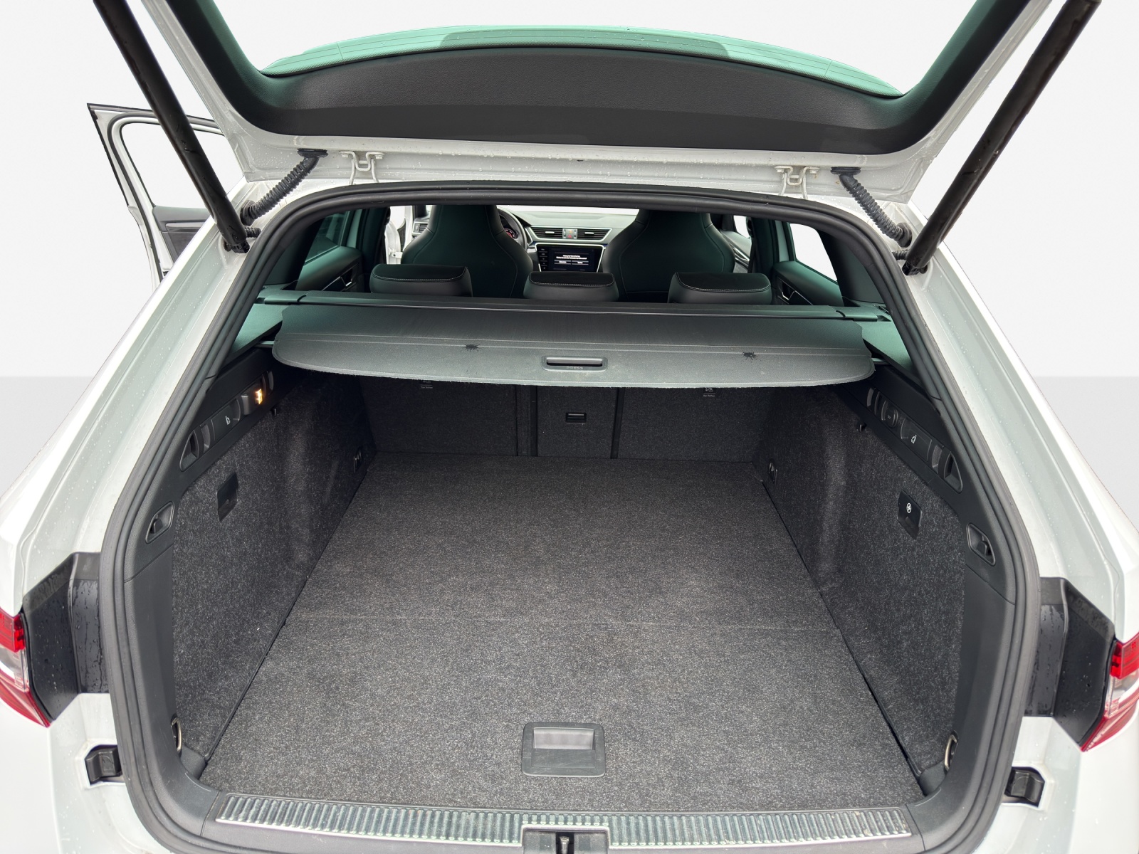 SKODA Superb Combi 2.0 TSI SportLine+ DSG 4x4-image-12