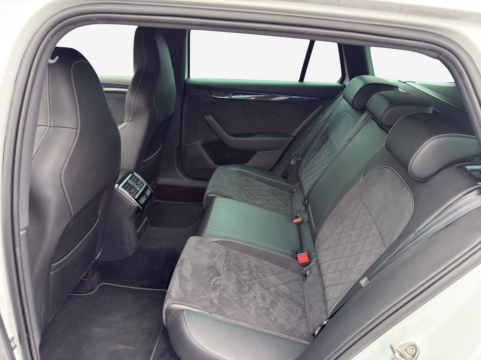 SKODA Superb Combi 2.0 TSI SportLine+ DSG 4x4-image-11