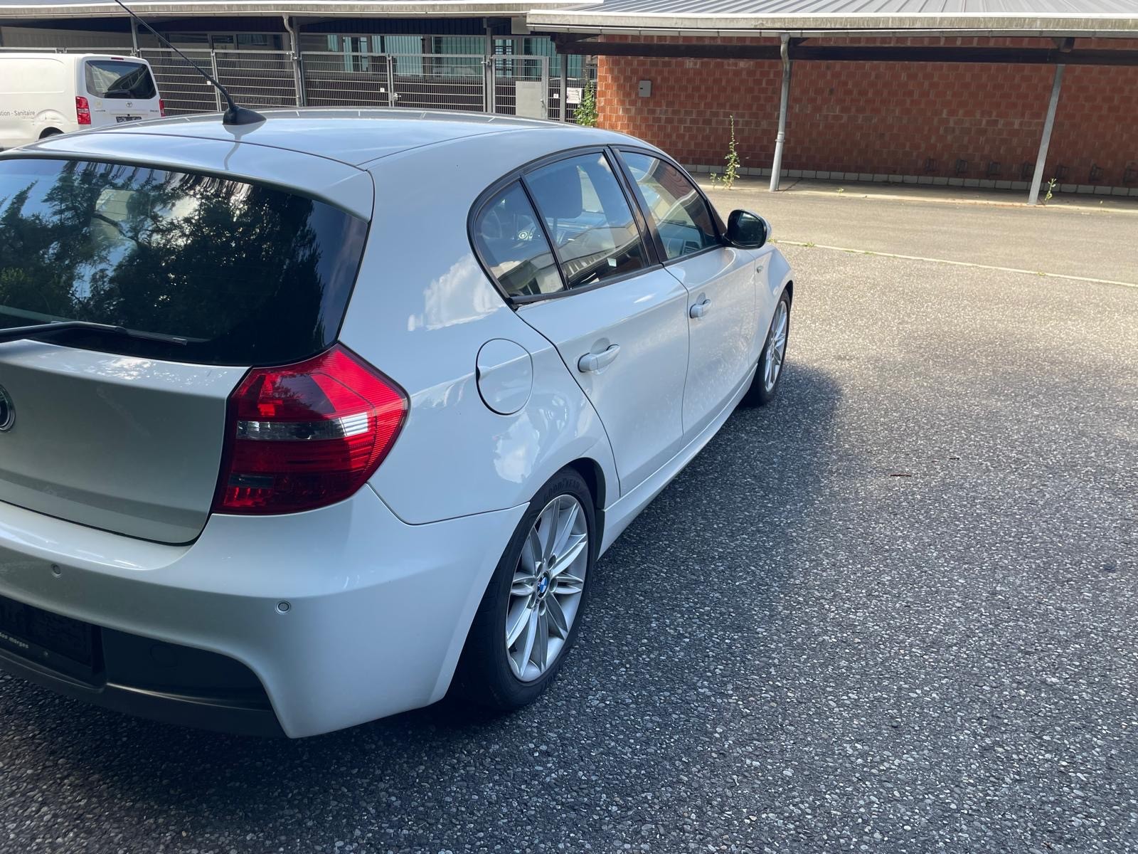 BMW 118d Dynamic Edition-image-9