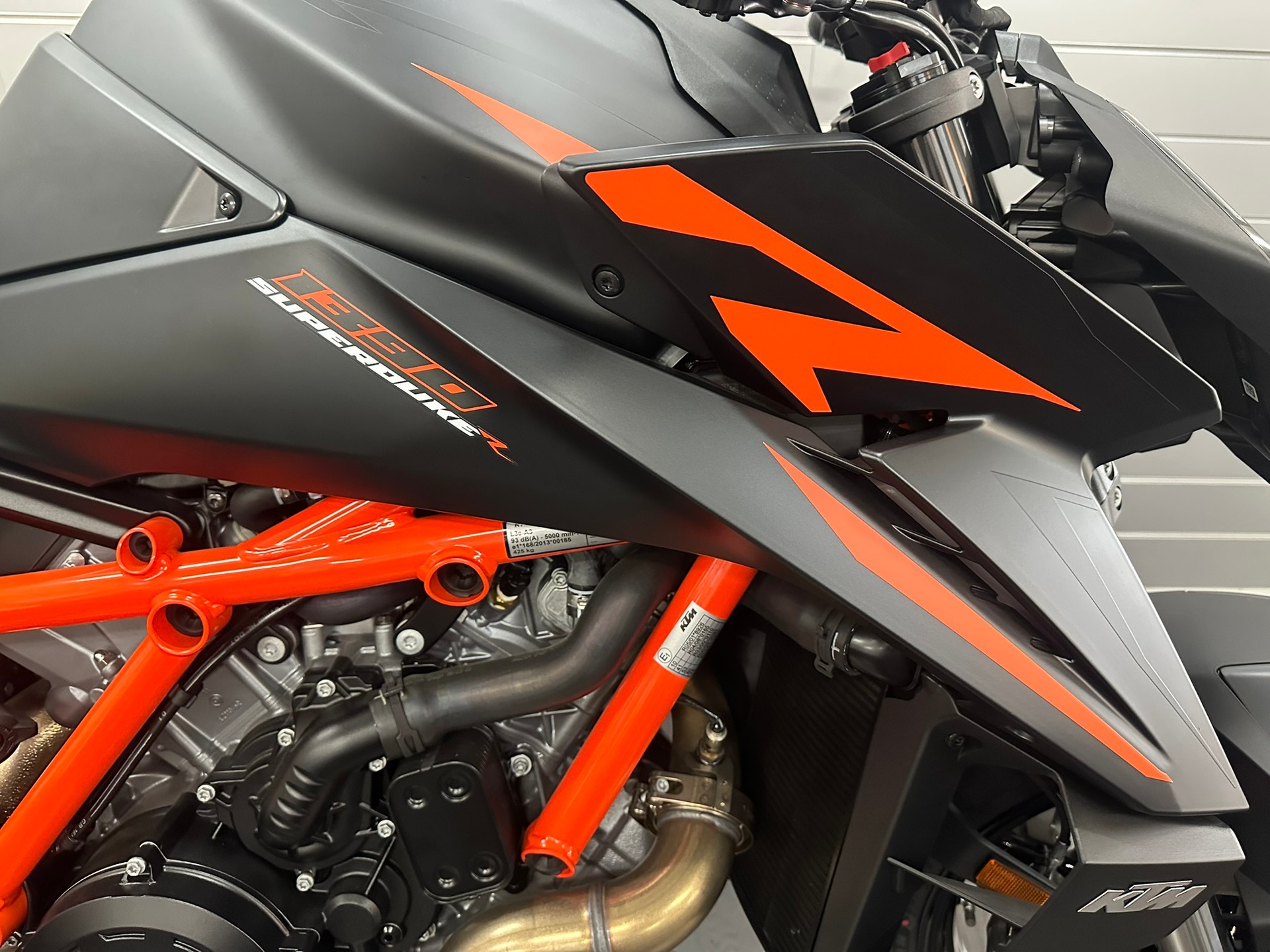 KTM 1390 Super Duke R-showroom-element-1