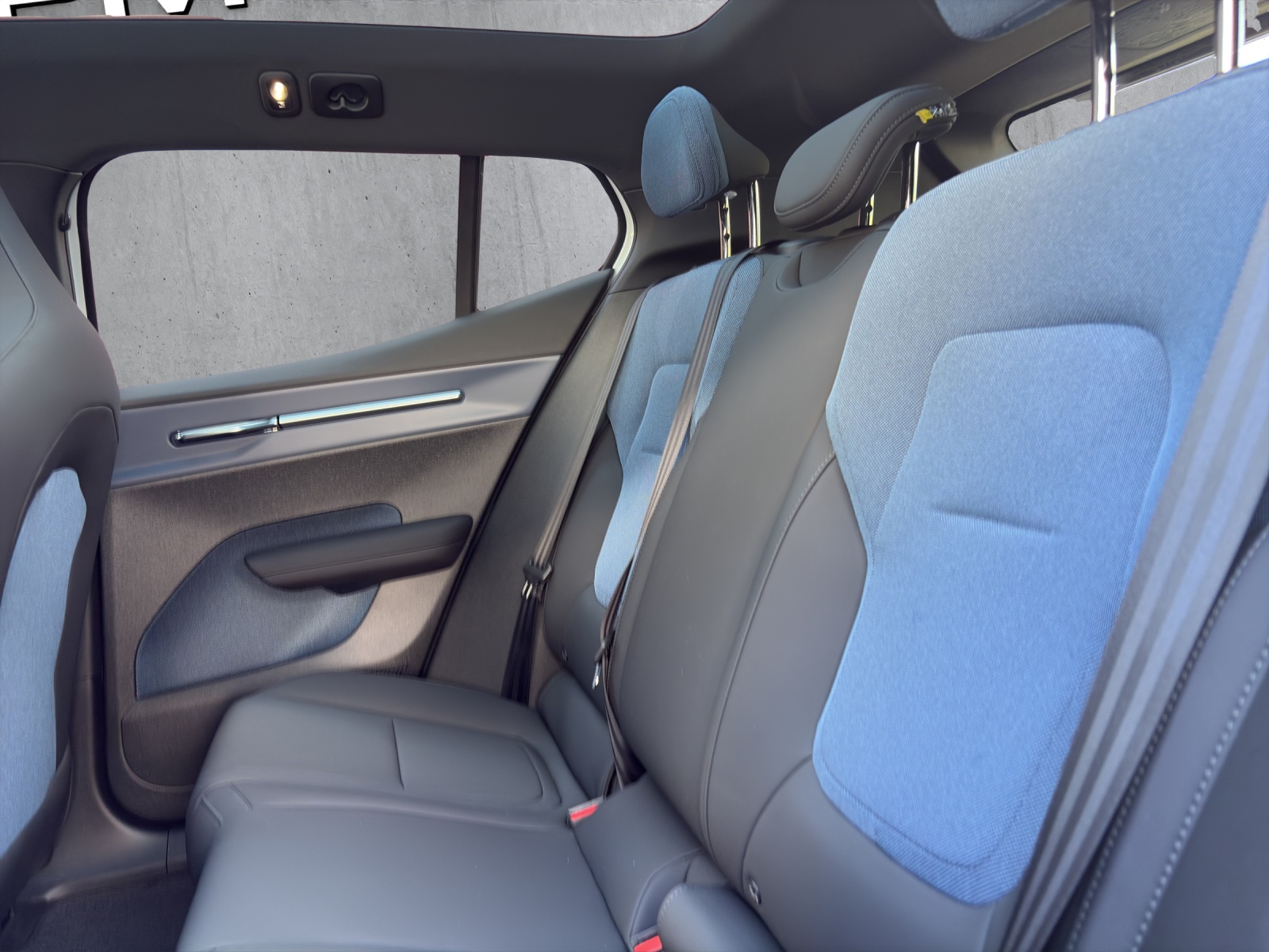 VOLVO EX30 P8 69 kWh AWD Ultra-image-12