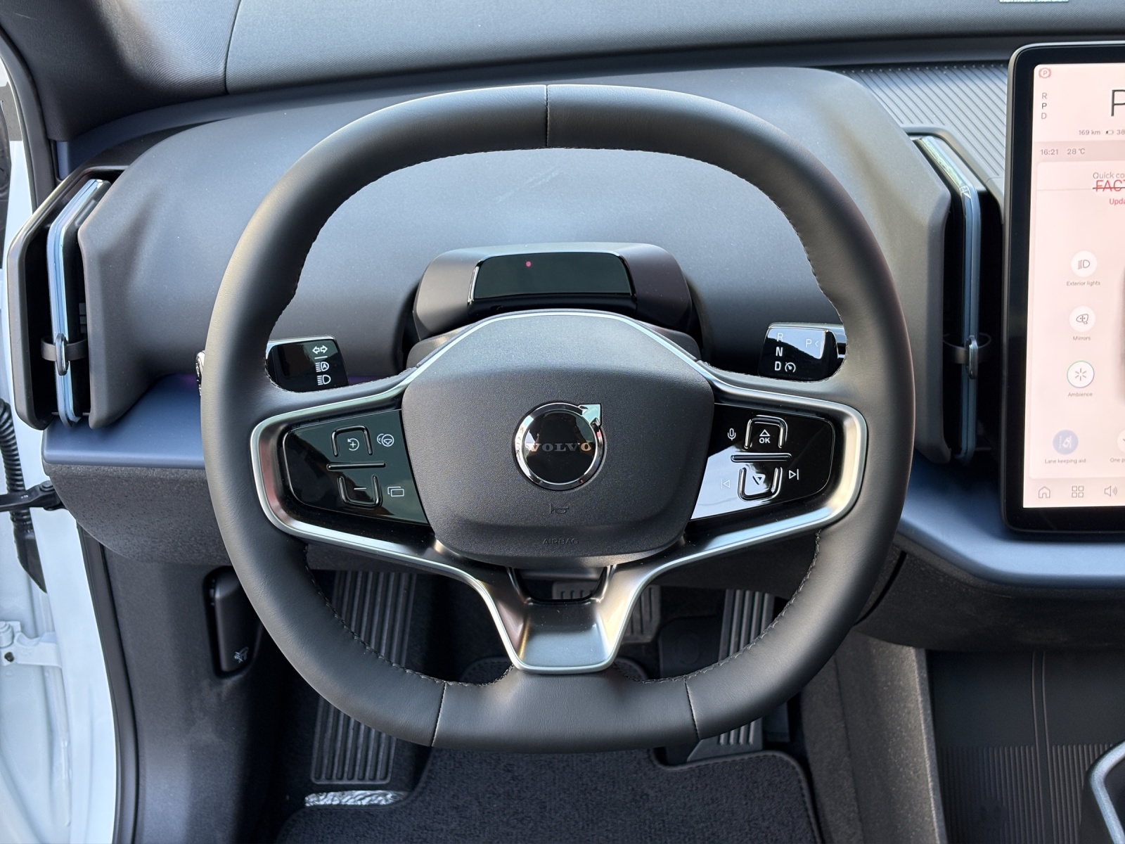 VOLVO EX30 P8 69 kWh AWD Ultra-image-9