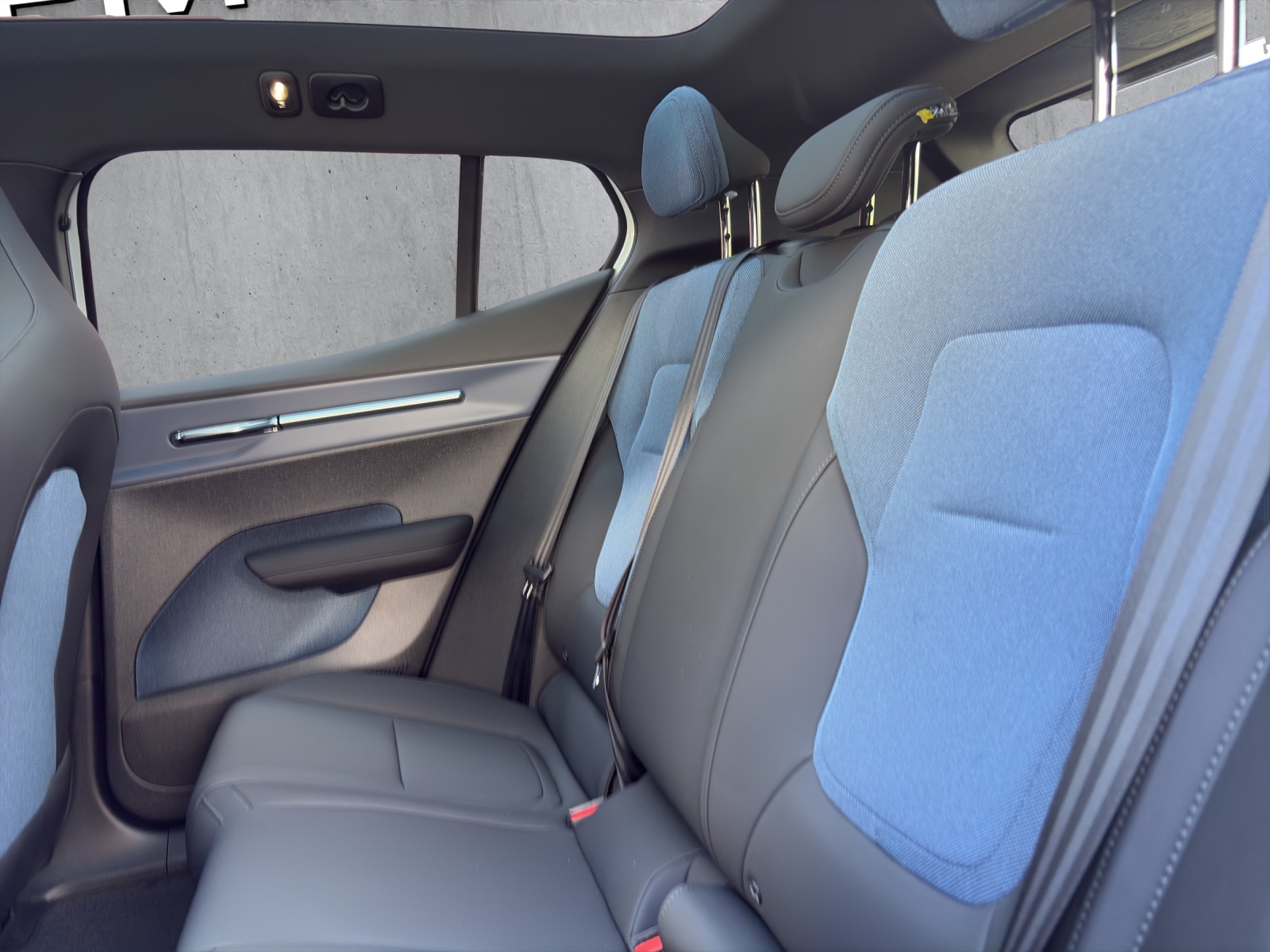 VOLVO EX30 P8 69 kWh AWD Ultra-image-12