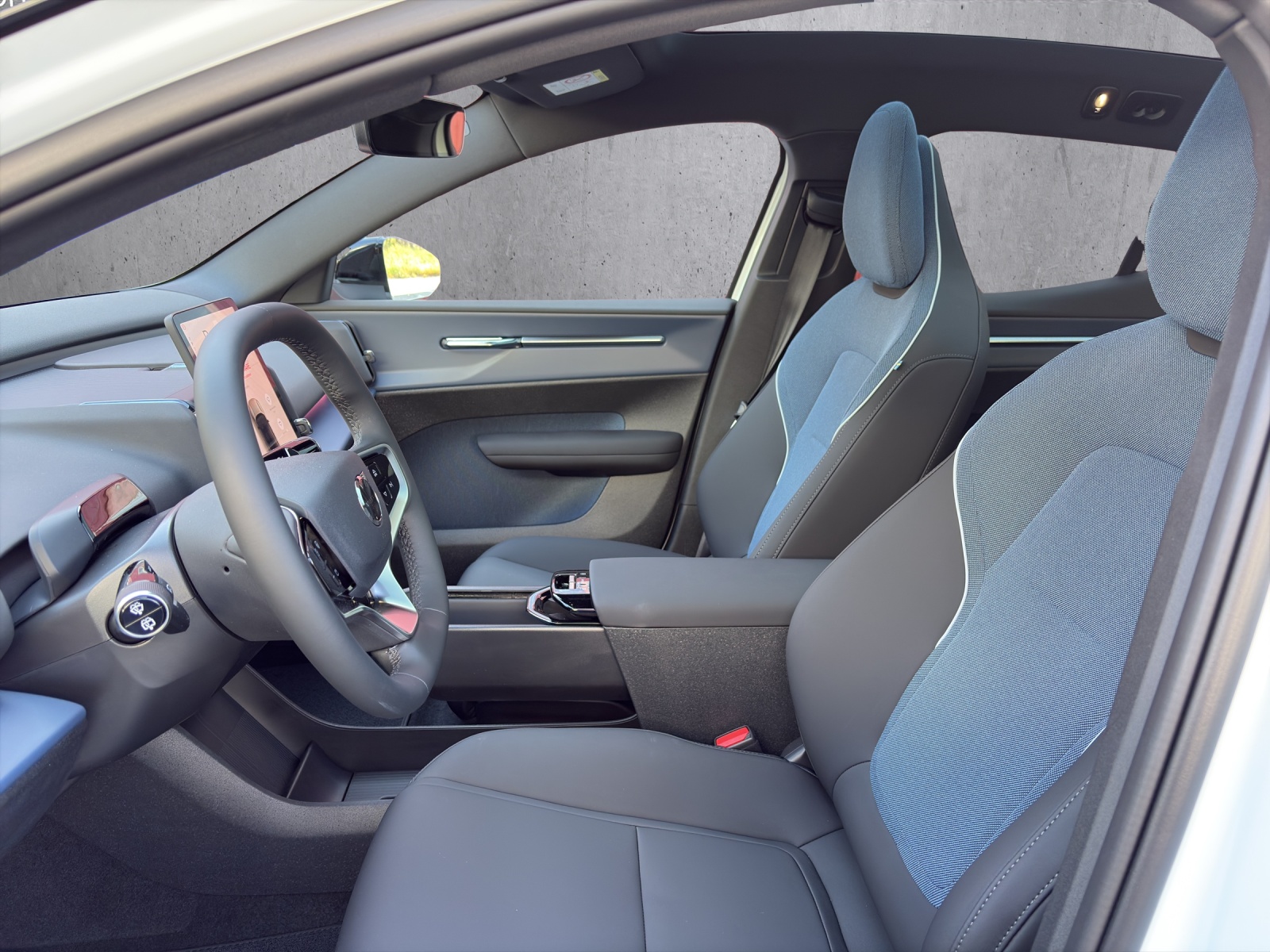VOLVO EX30 P8 69 kWh AWD Ultra-image-7
