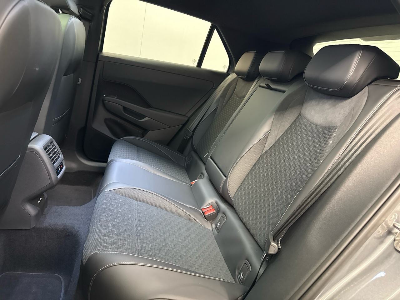 VW T-Roc 1.5 eTSI mHEV R-Line DSG-image-13