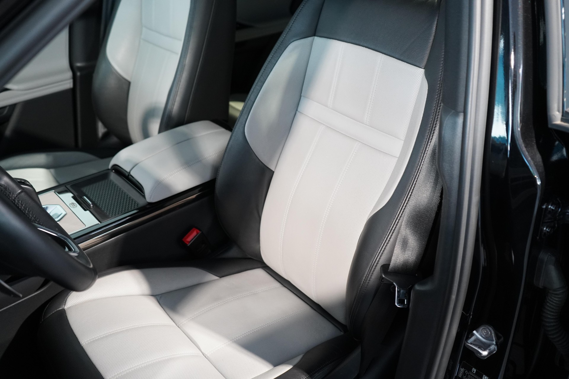 LAND ROVER Range Rover Evoque 2.0 T R-Dynamic SE-image-5