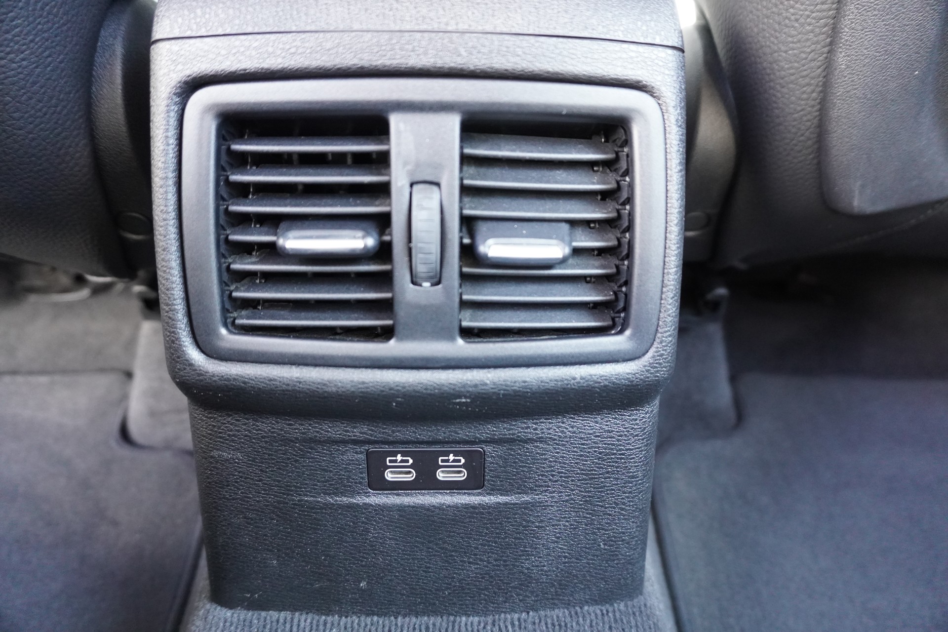 BMW X1 xDrive 20i Steptronic-image-15