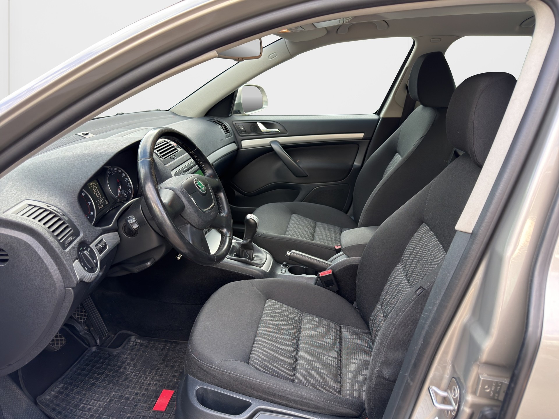 SKODA Octavia Combi 1.8 TSI Swiss Adventure 4x4-image-12