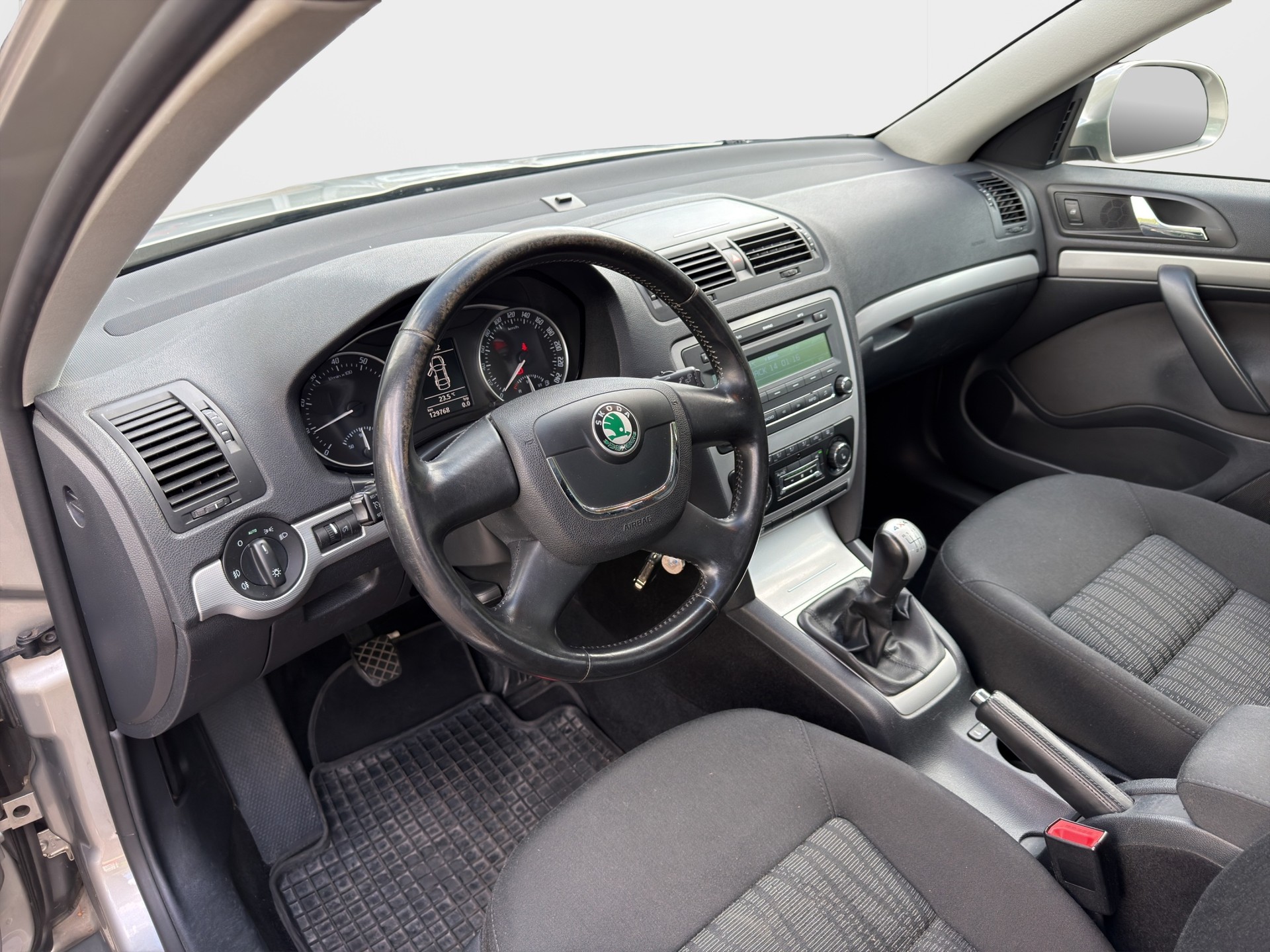 SKODA Octavia Combi 1.8 TSI Swiss Adventure 4x4-image-11