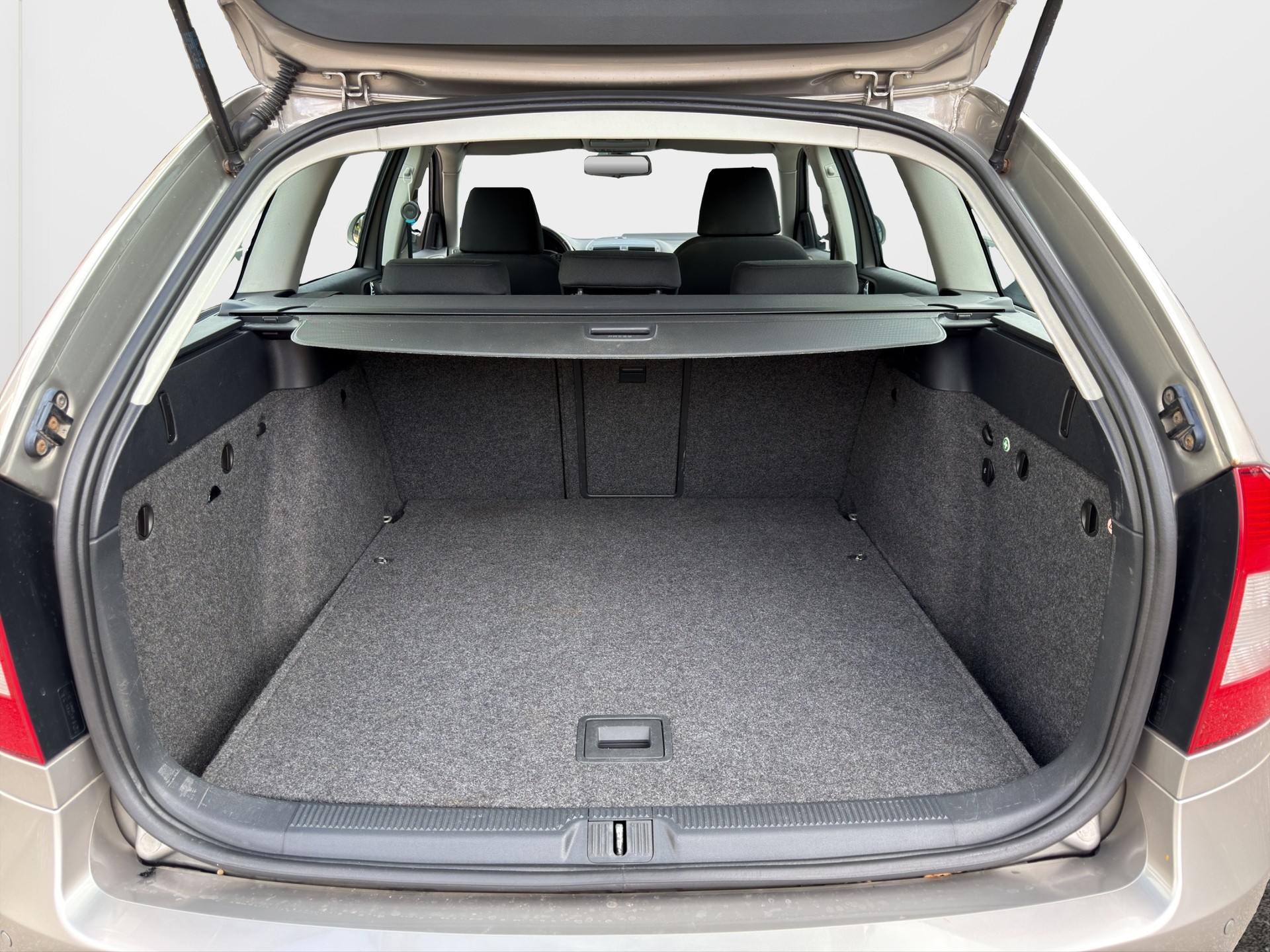 SKODA Octavia Combi 1.8 TSI Swiss Adventure 4x4-image-9